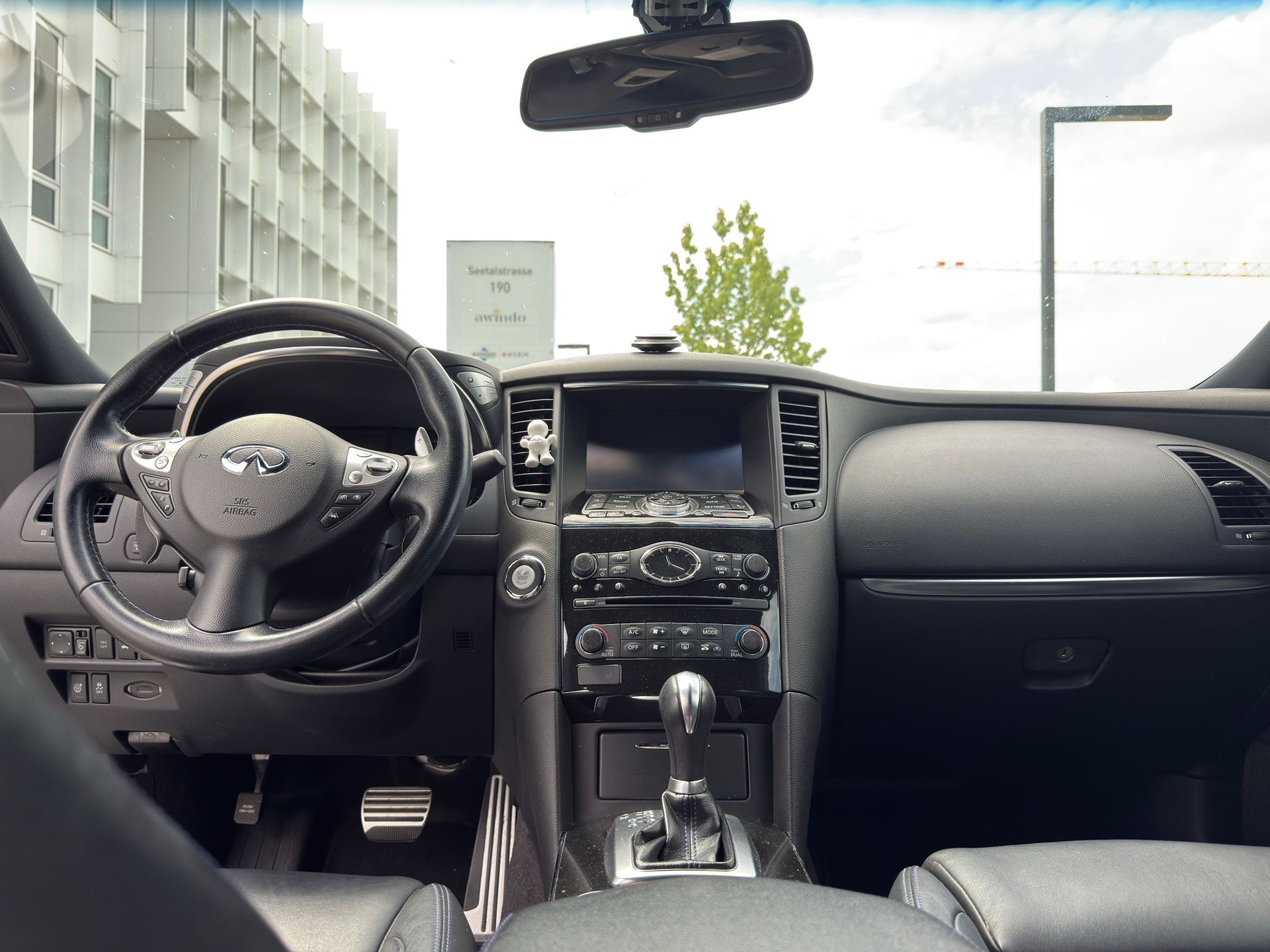 INFINITI QX70 3.7 Ultimate AWD Automatic-image-8