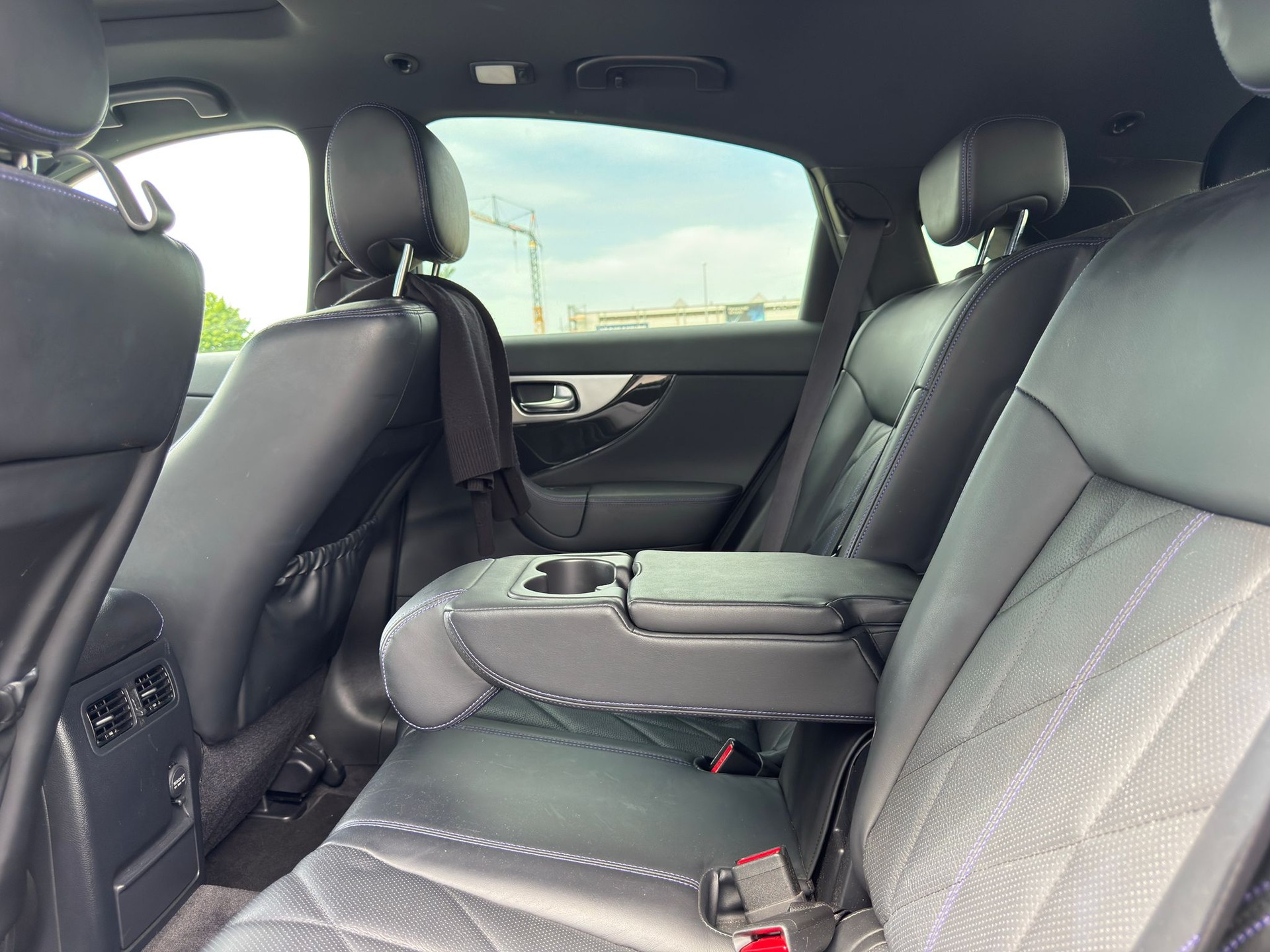 INFINITI QX70 3.7 Ultimate AWD Automatic-image-9