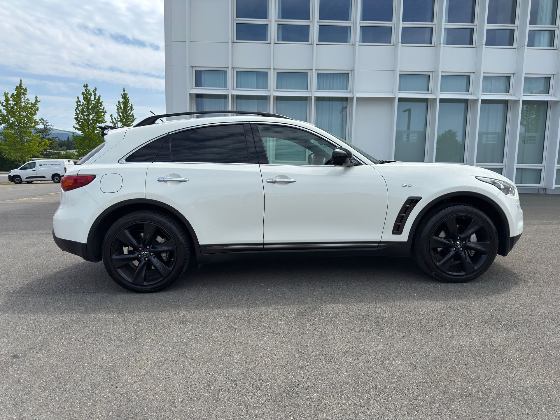 INFINITI QX70 3.7 Ultimate AWD Automatic-image-4