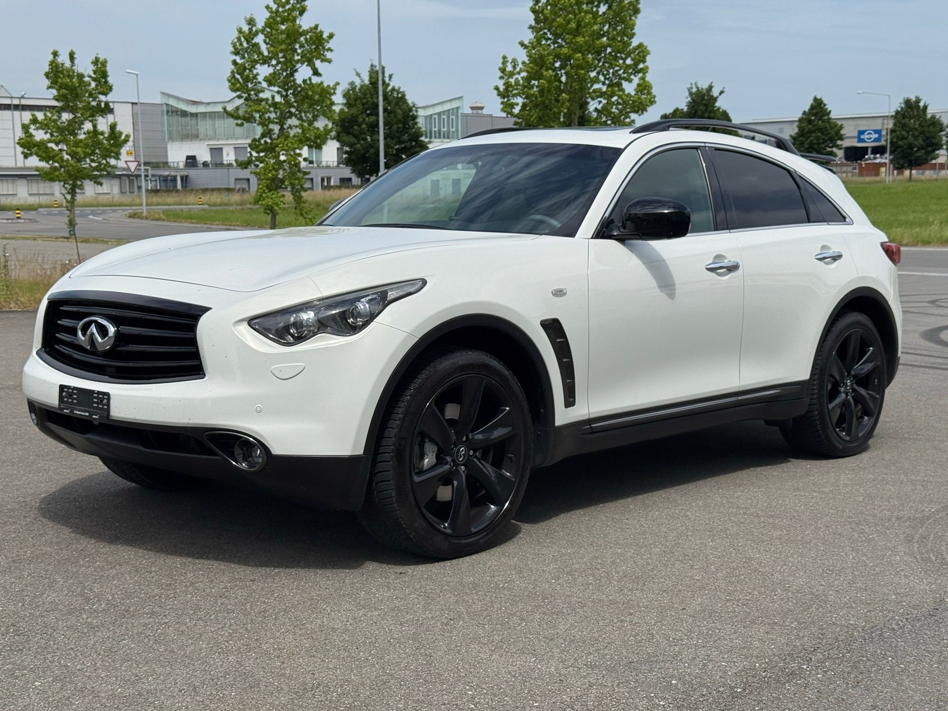 INFINITI QX70 3.7 Ultimate AWD Automatic-image-2