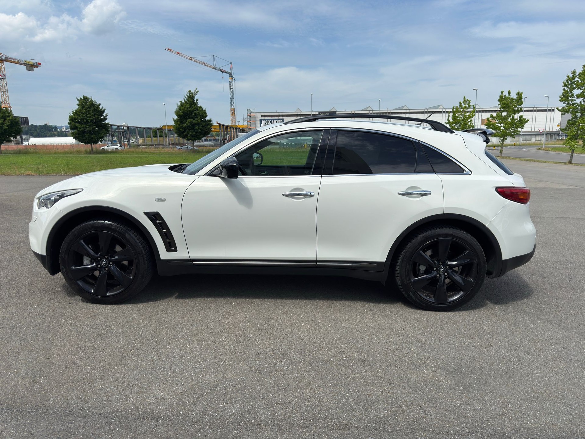 INFINITI QX70 3.7 Ultimate AWD Automatic-image-3