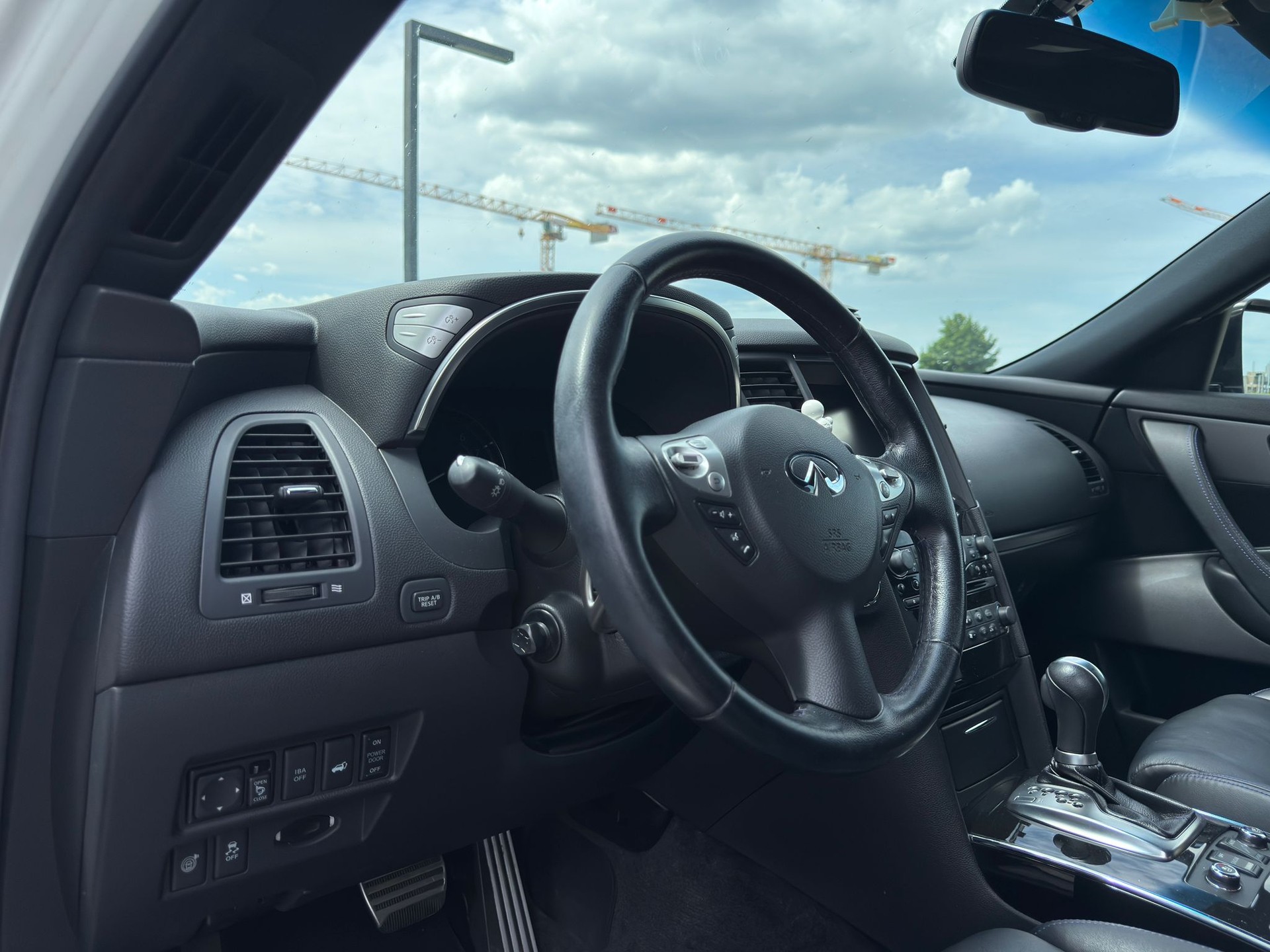 INFINITI QX70 3.7 Ultimate AWD Automatic-image-13