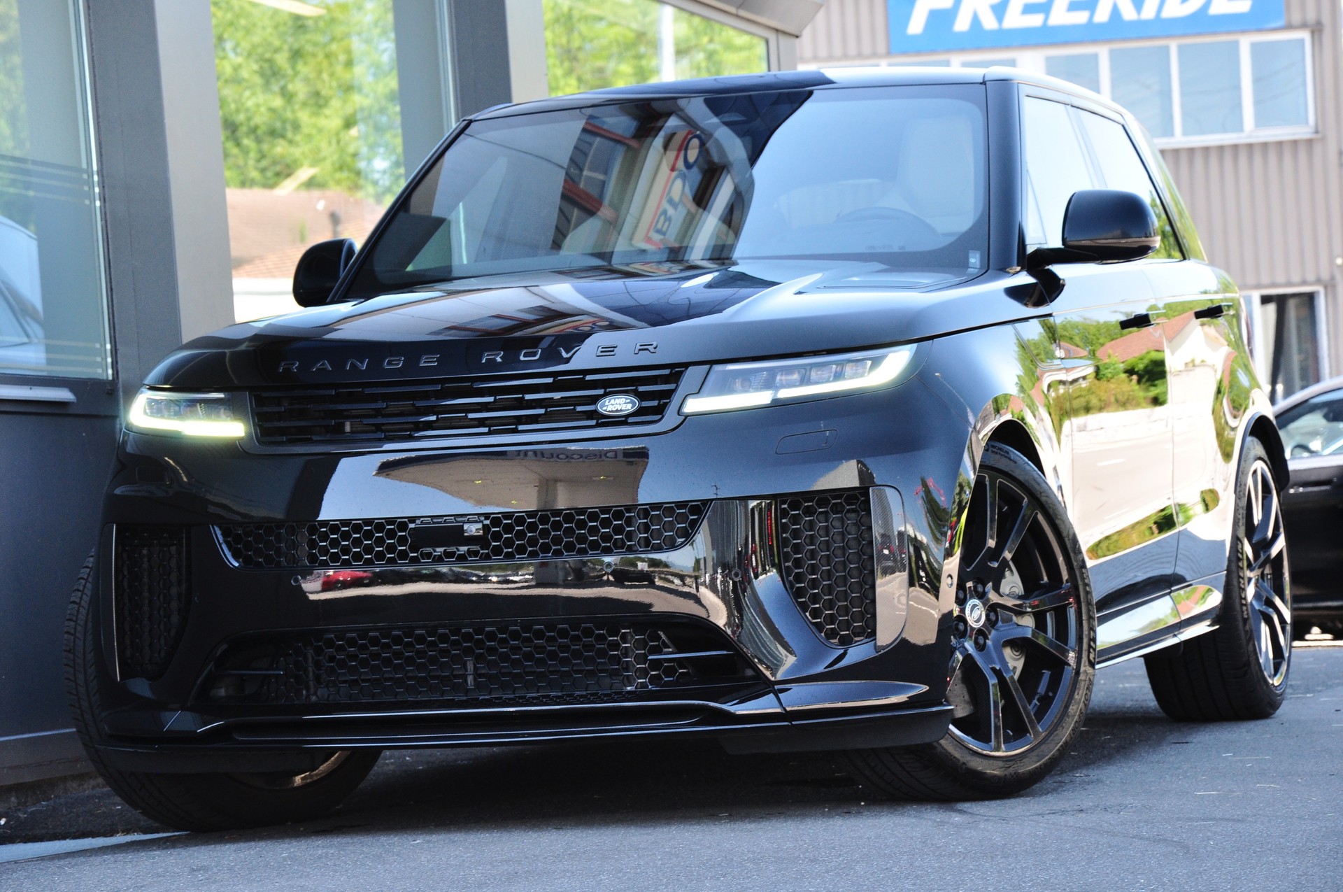 LAND ROVER Range Rover Sport P635 4.4 V8 SV Edition One-image-1