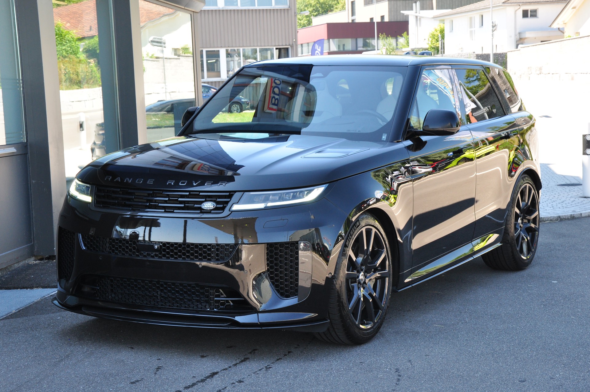 LAND ROVER Range Rover Sport P635 4.4 V8 SV Edition One-image-13