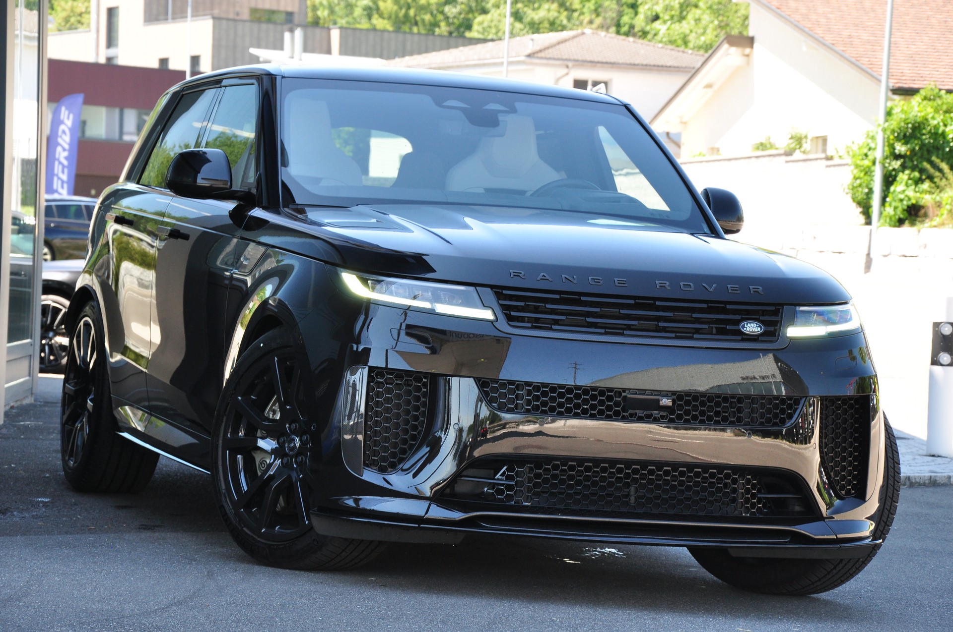 LAND ROVER Range Rover Sport P635 4.4 V8 SV Edition One-image-10