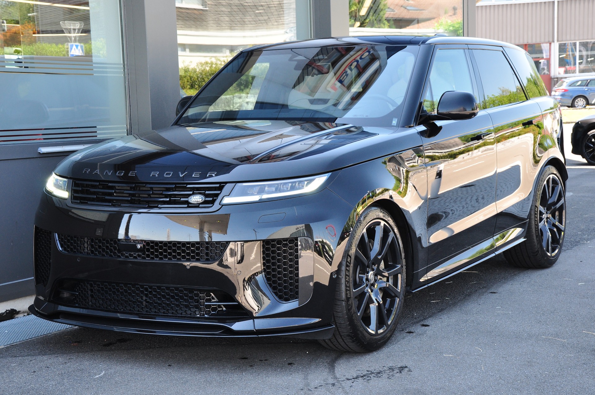LAND ROVER Range Rover Sport P635 4.4 V8 SV Edition One-image-3