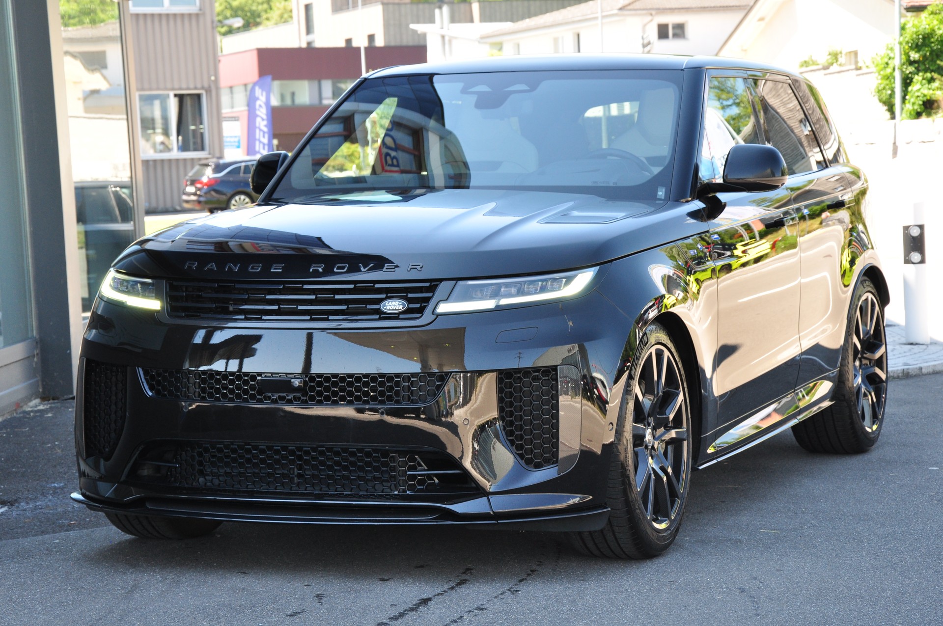 LAND ROVER Range Rover Sport P635 4.4 V8 SV Edition One-image-11