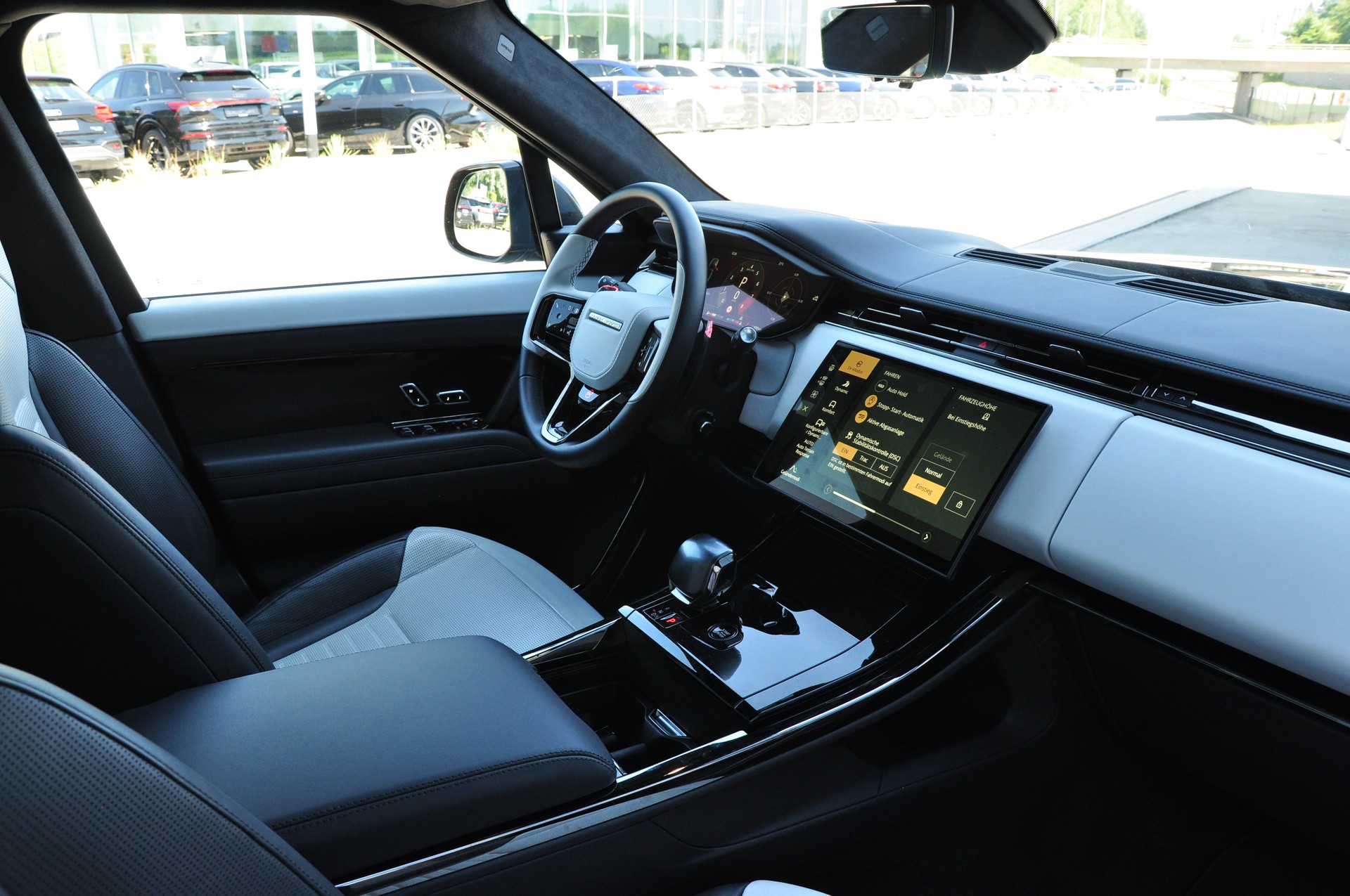 LAND ROVER Range Rover Sport P635 4.4 V8 SV Edition One-image-15