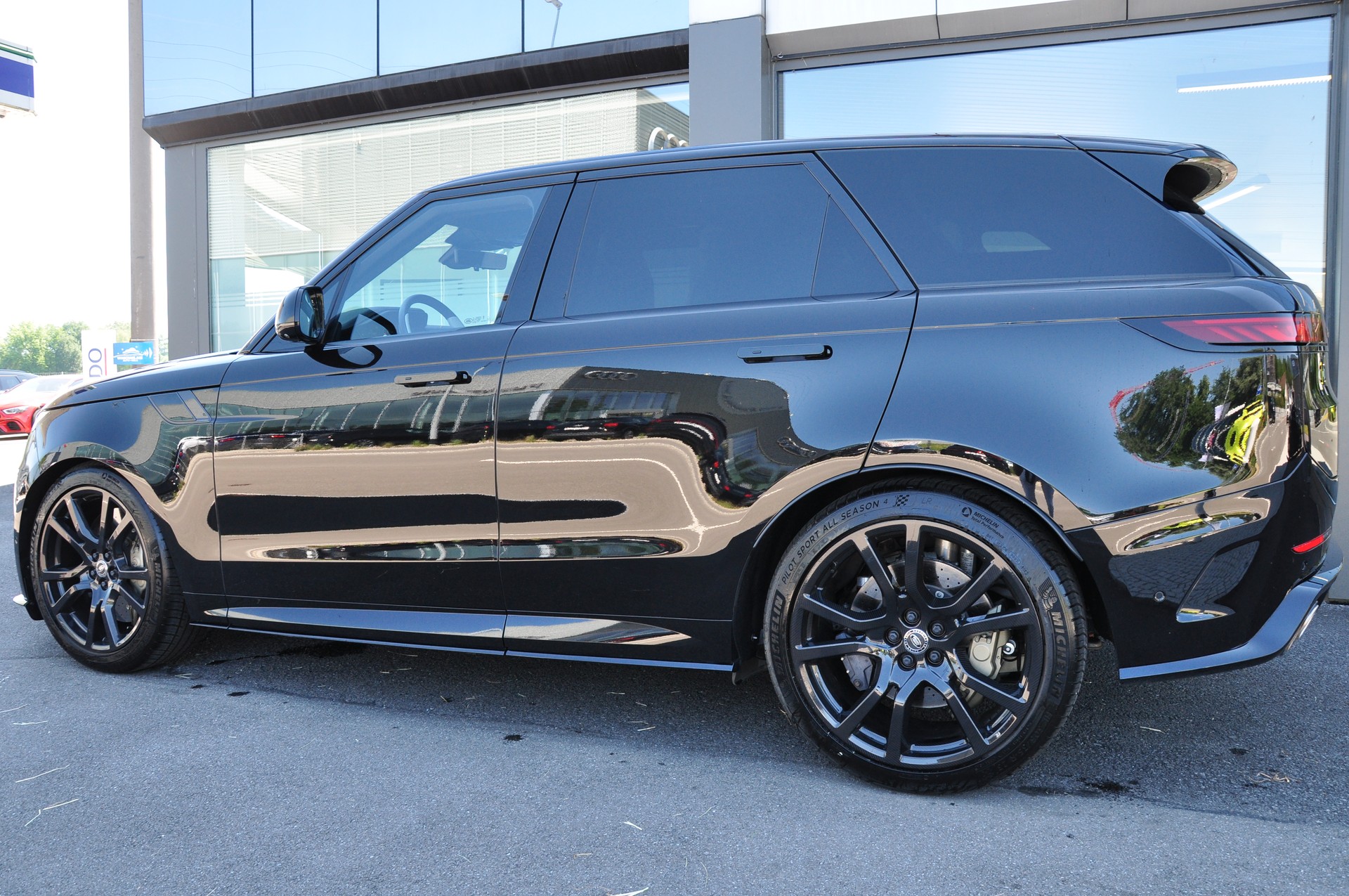 LAND ROVER Range Rover Sport P635 4.4 V8 SV Edition One-image-5