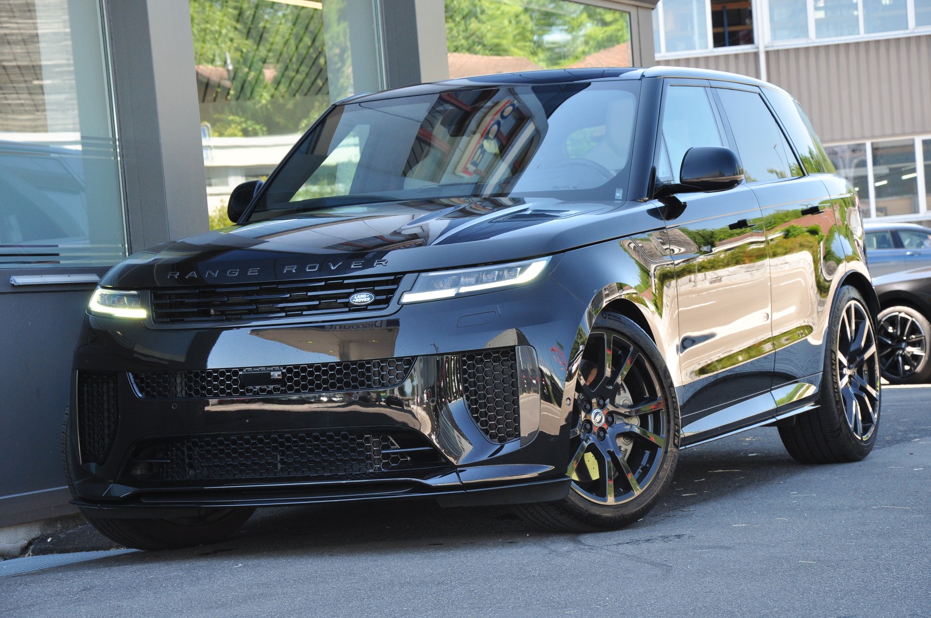 LAND ROVER Range Rover Sport P635 4.4 V8 SV Edition One-image-2