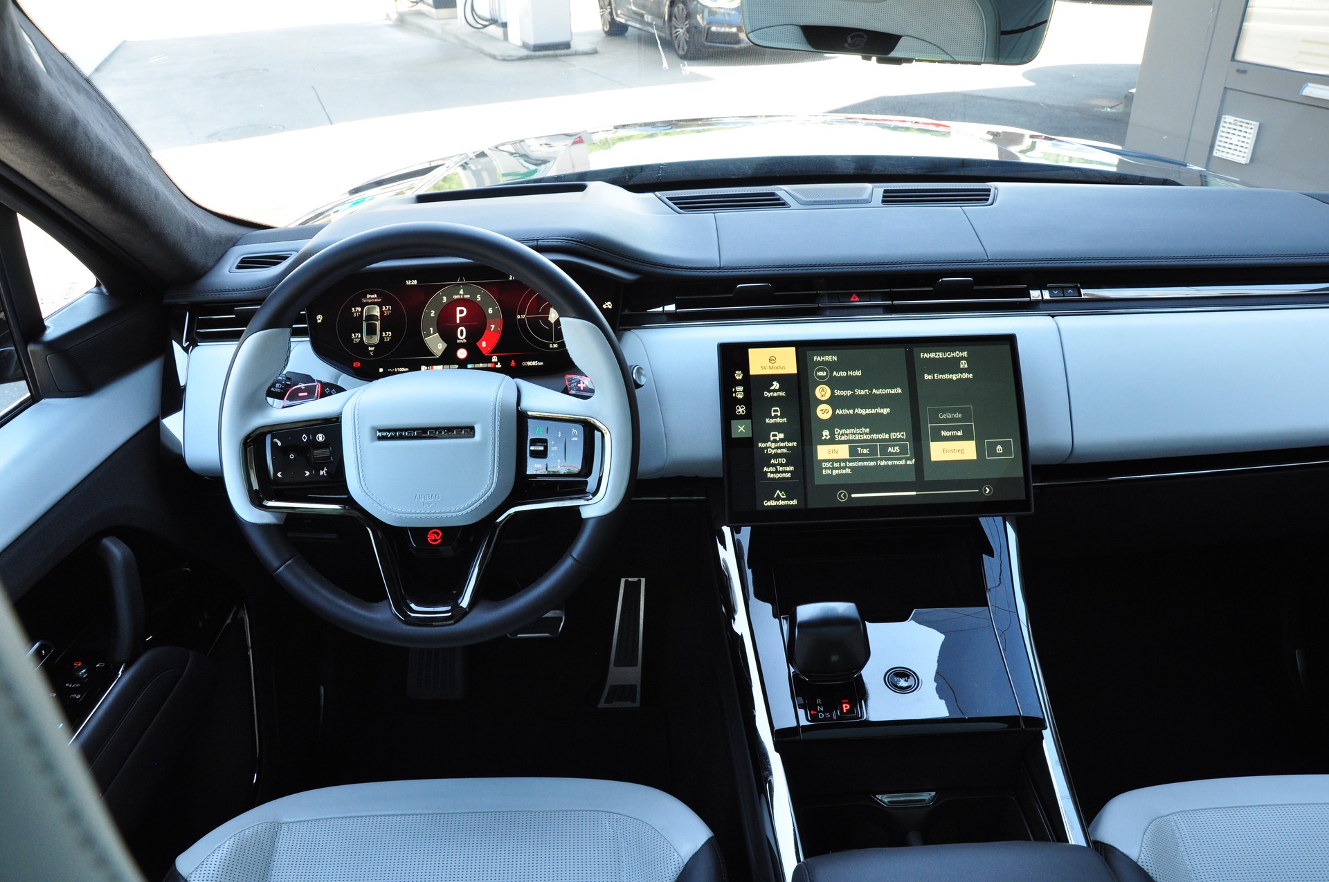 LAND ROVER Range Rover Sport P635 4.4 V8 SV Edition One-image-16