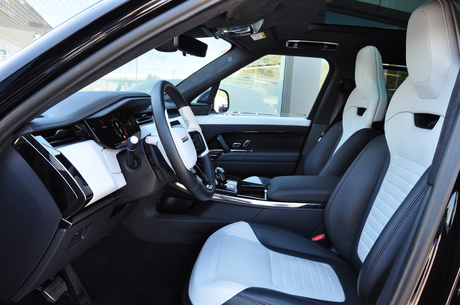 LAND ROVER Range Rover Sport P635 4.4 V8 SV Edition One-image-18