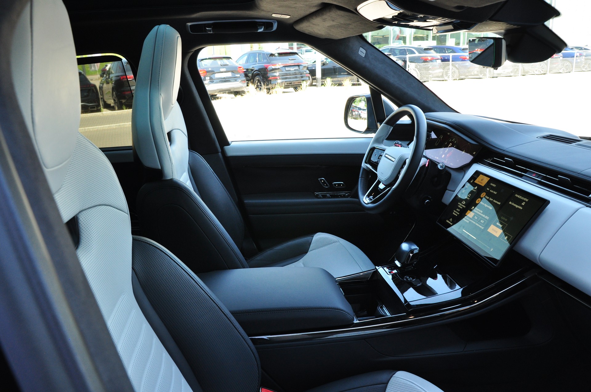 LAND ROVER Range Rover Sport P635 4.4 V8 SV Edition One-image-14