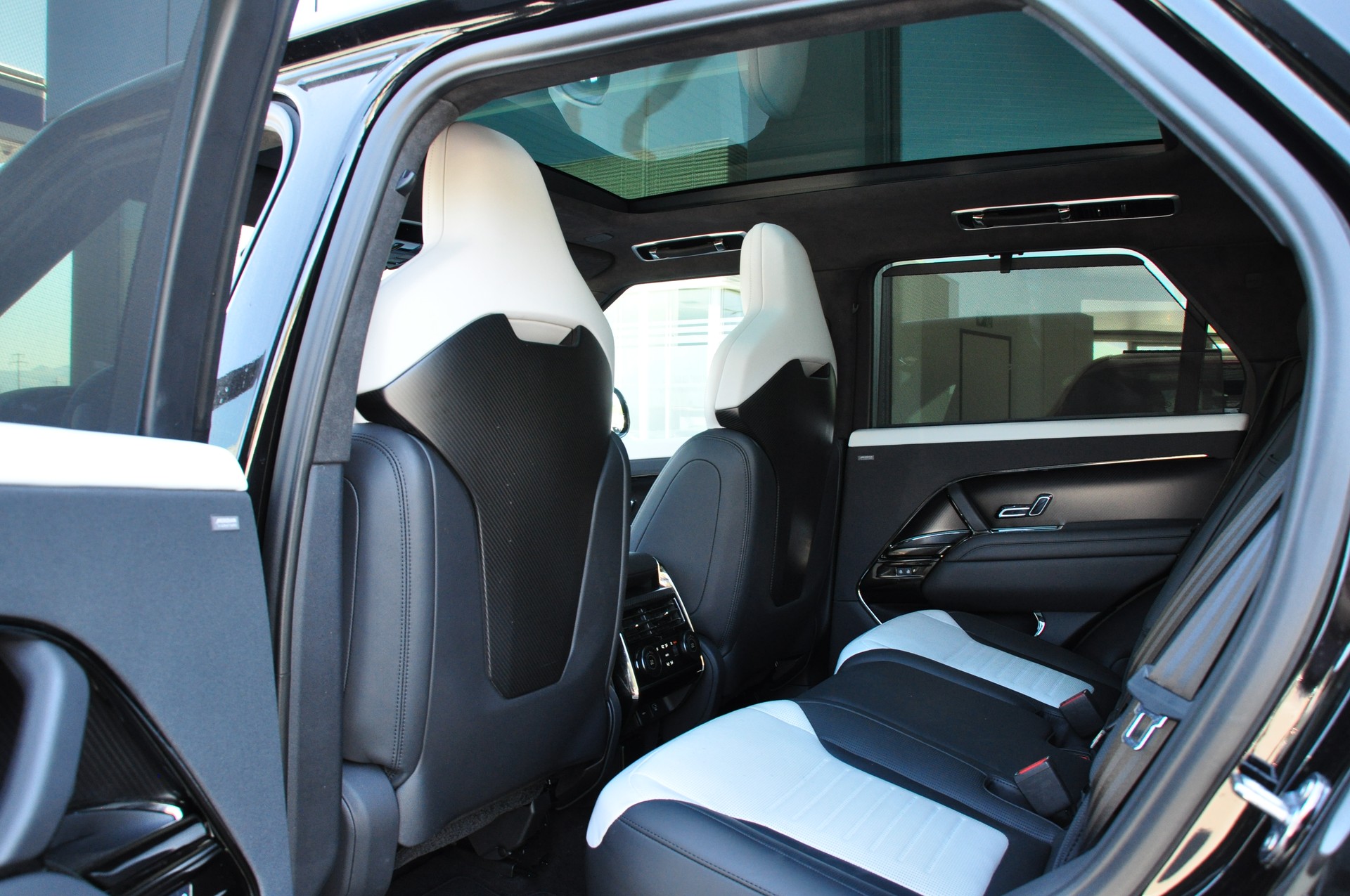 LAND ROVER Range Rover Sport P635 4.4 V8 SV Edition One-image-19
