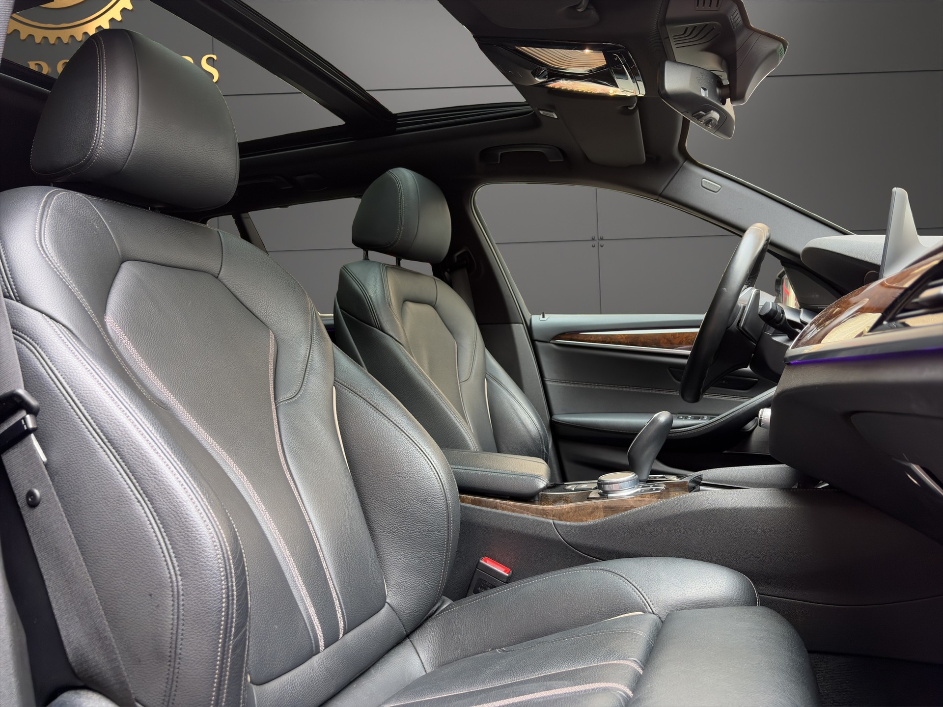 BMW 530i xDrive Touring M Sport Steptronic-image-15
