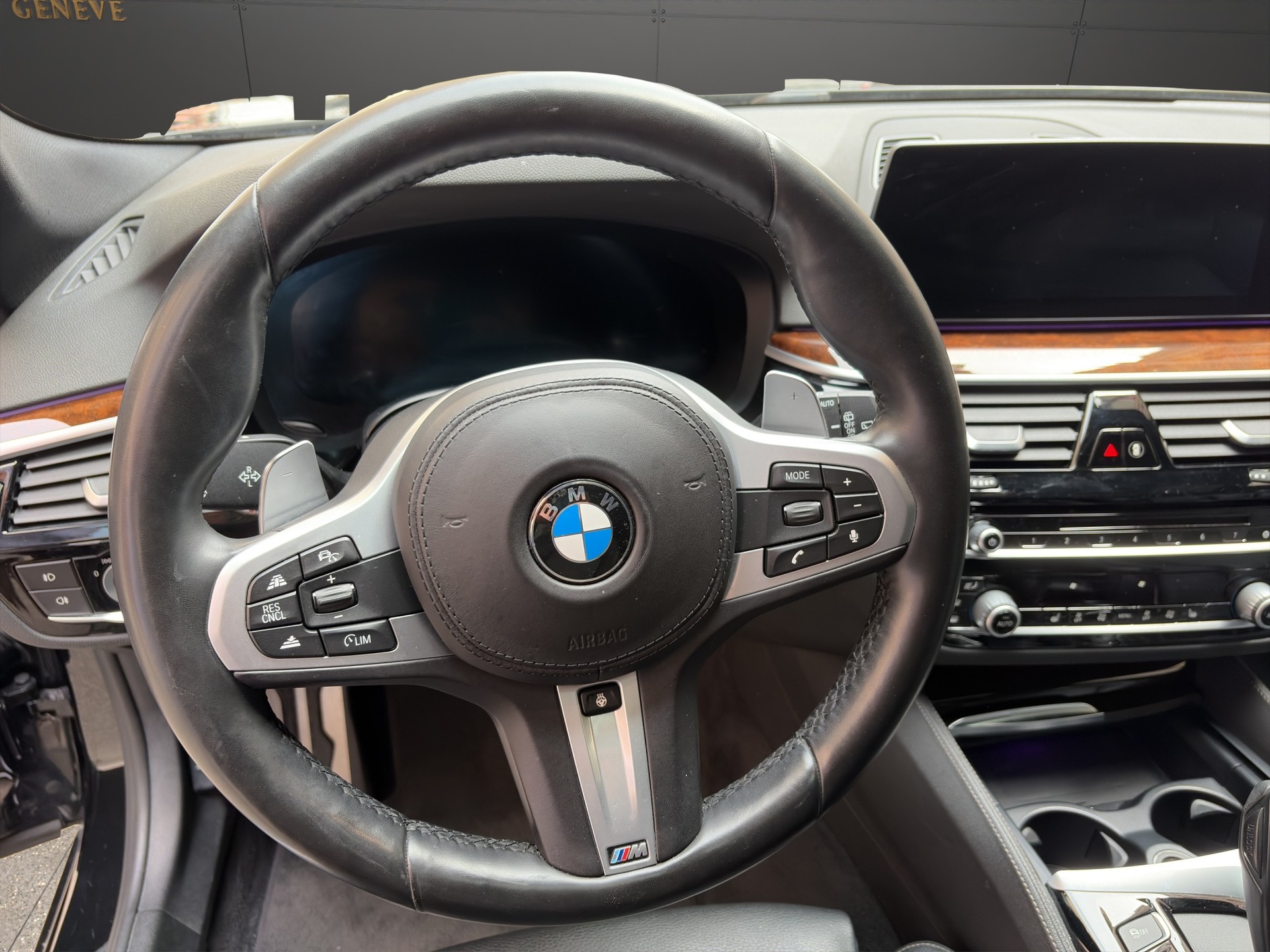 BMW 530i xDrive Touring M Sport Steptronic-image-11
