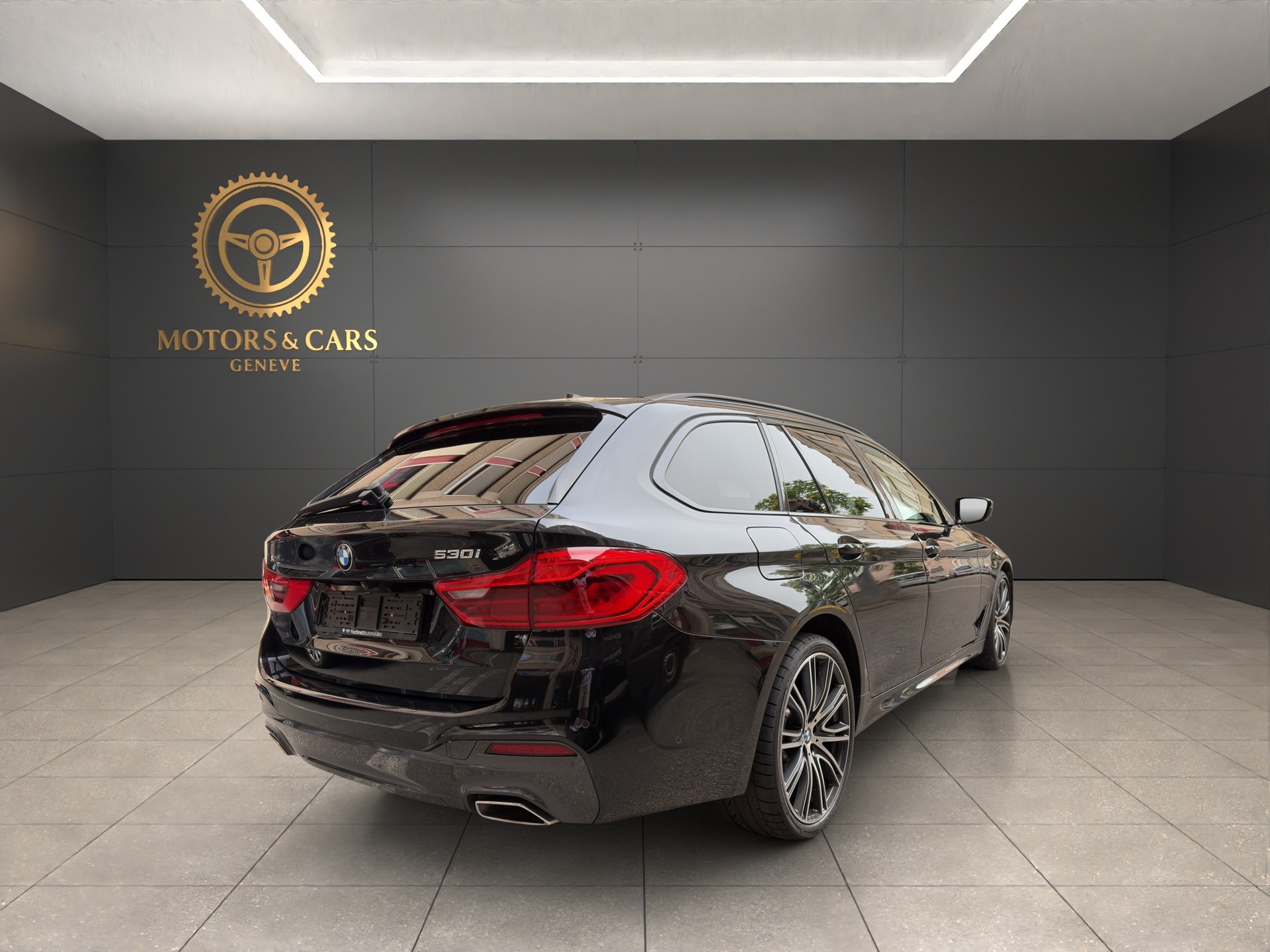 BMW 530i xDrive Touring M Sport Steptronic-image-6