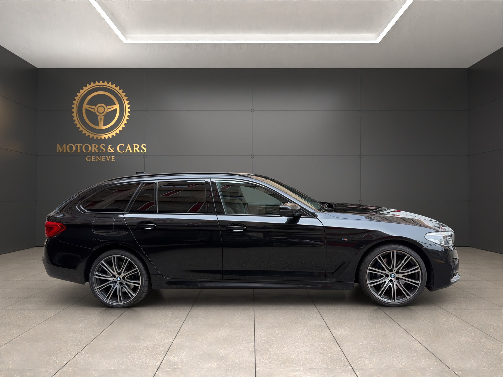 BMW 530i xDrive Touring M Sport Steptronic-image-4