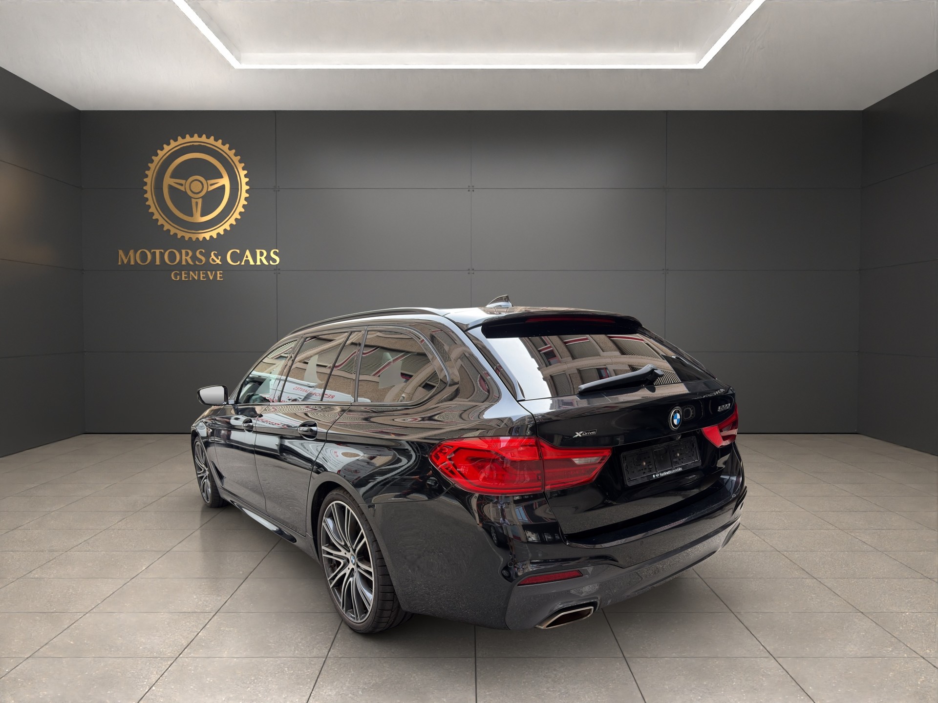 BMW 530i xDrive Touring M Sport Steptronic-image-7