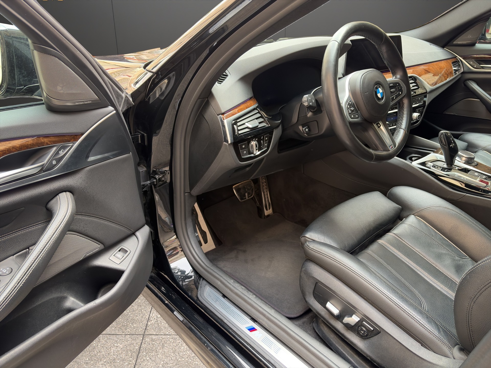 BMW 530i xDrive Touring M Sport Steptronic-image-9