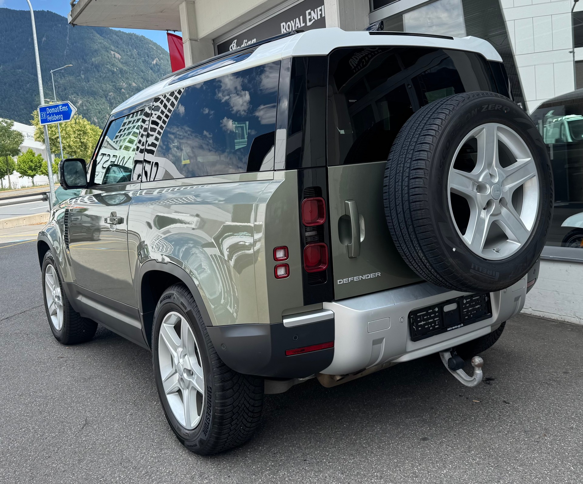 LAND ROVER Defender 90 3.0D I6 250 SE AT8-showroom-element-3
