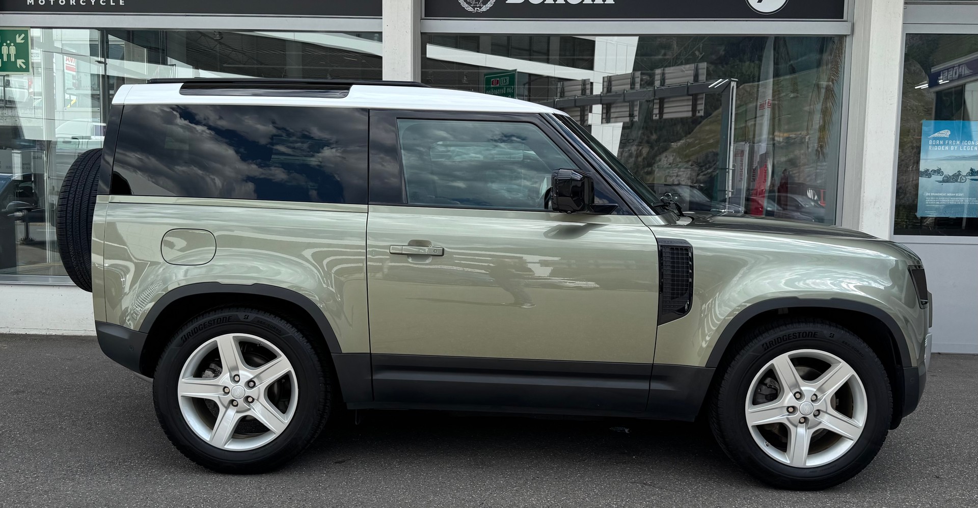 LAND ROVER Defender 90 3.0D I6 250 SE AT8-showroom-element-1