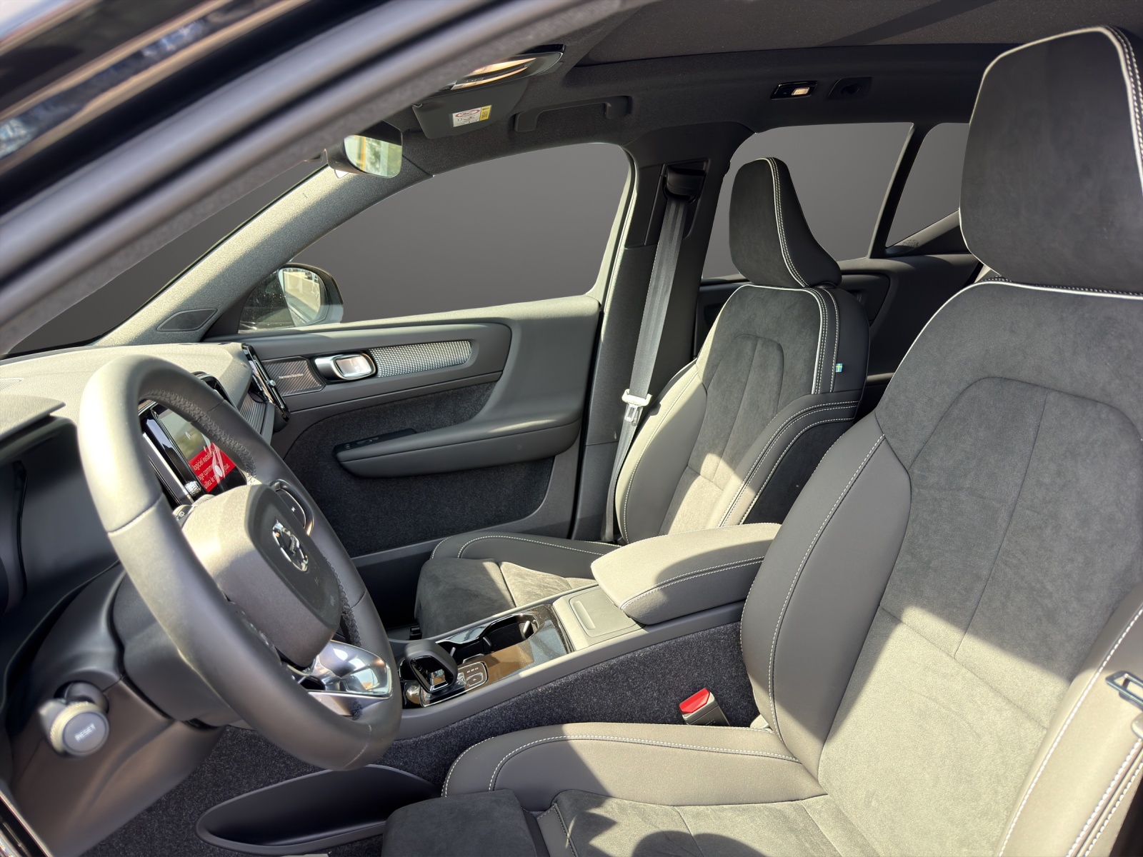 VOLVO EX40 82kWh Twin Motor Performance AWD Xcentric Black Edition-image-7