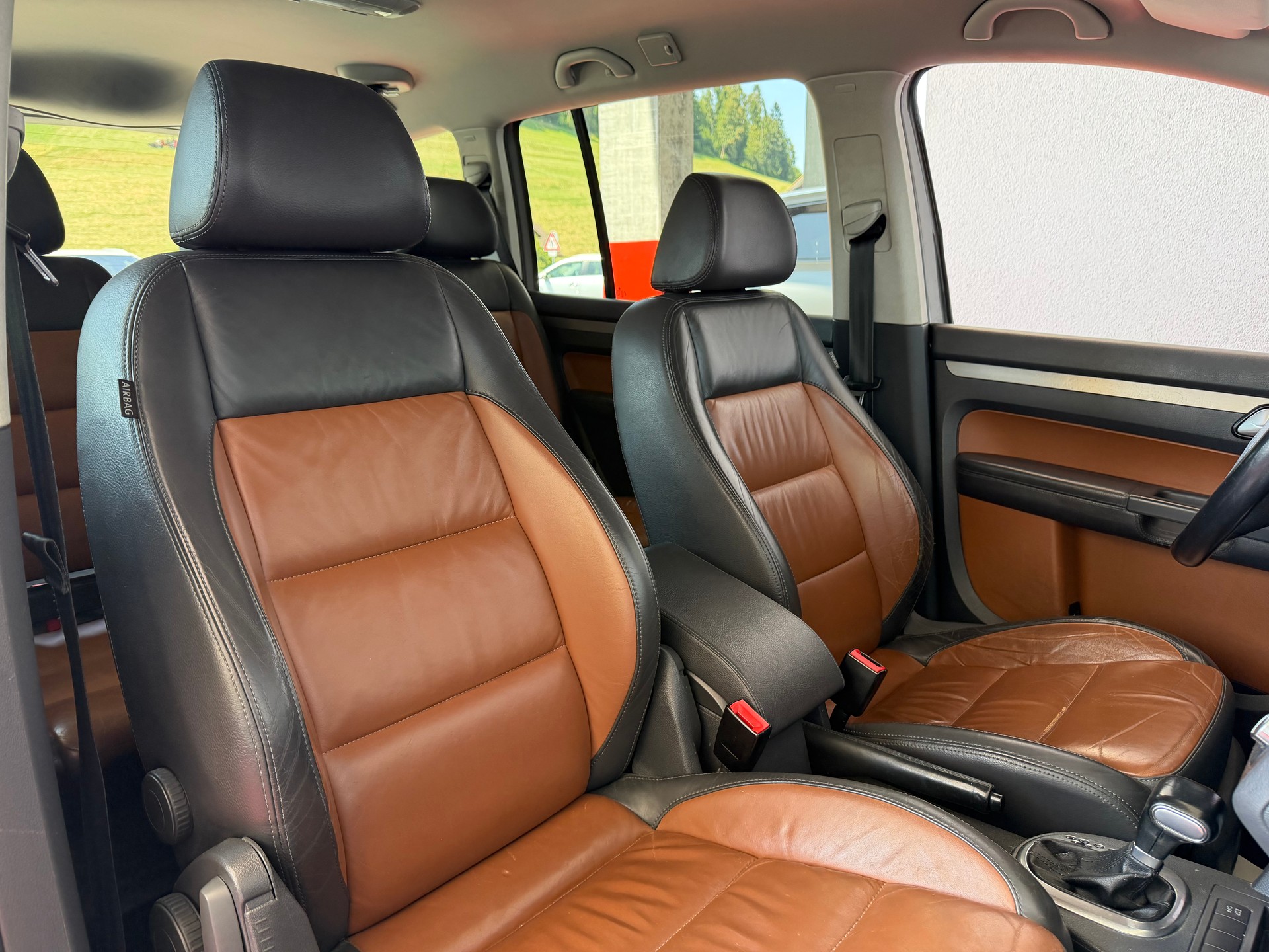 VW Touran 2.0 TDI Highline-image-12