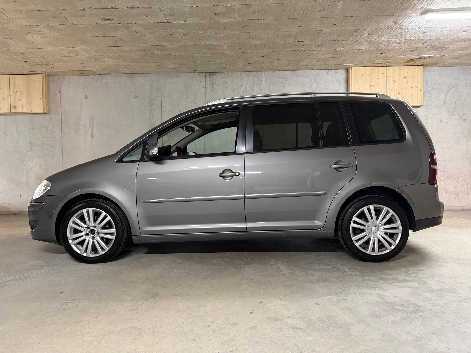 VW Touran 2.0 TDI Highline-image-1