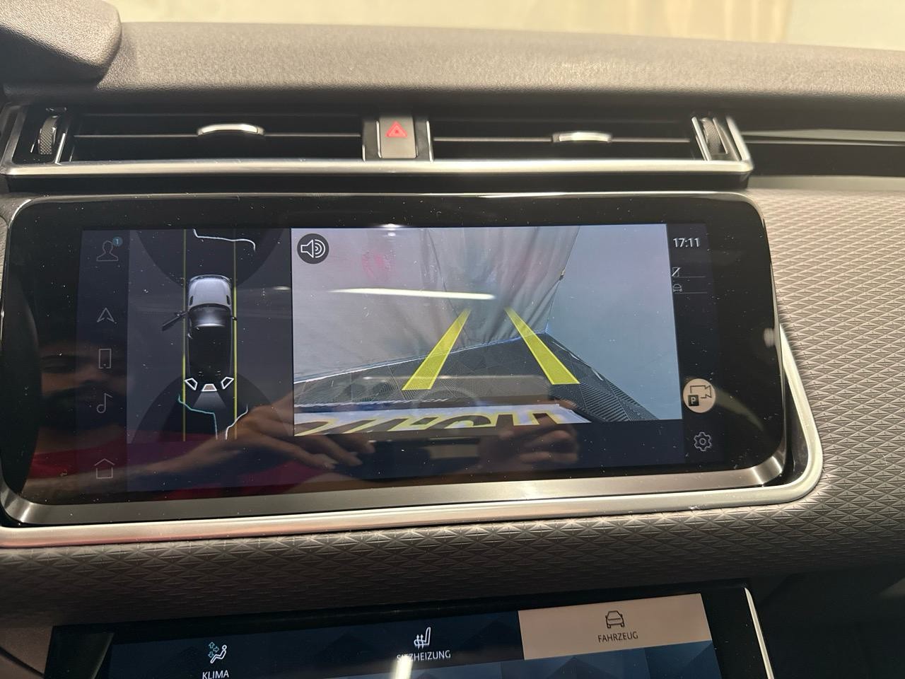 LAND ROVER Range Rover Velar D 200 Dynamic SE Automatic-image-4
