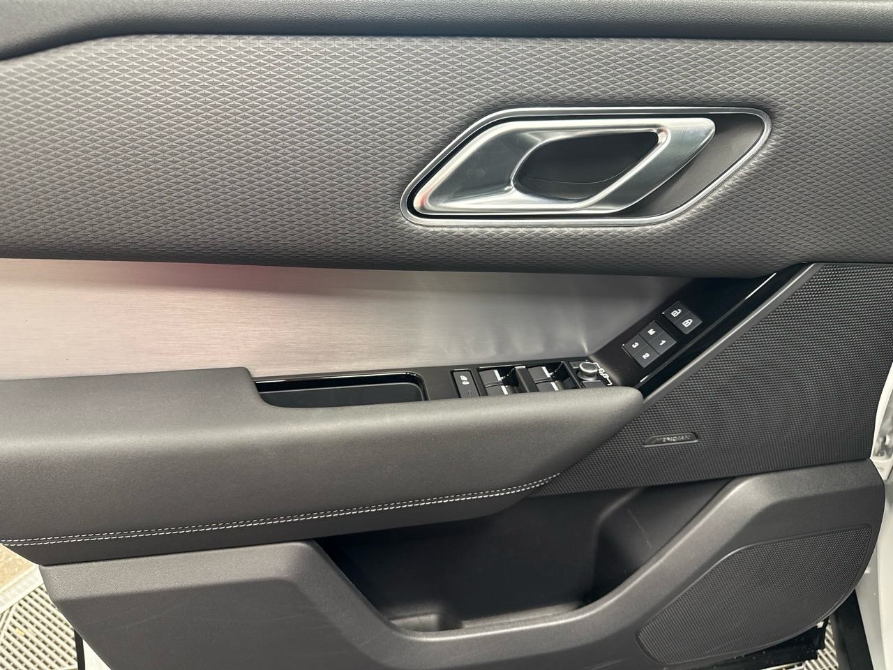 LAND ROVER Range Rover Velar D 200 Dynamic SE Automatic-image-3