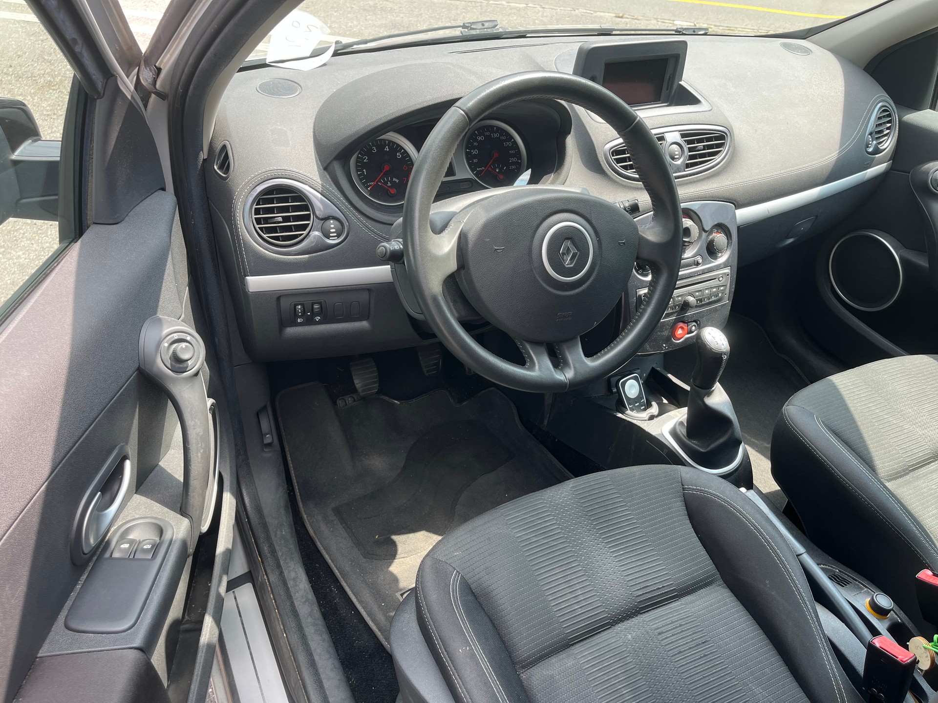RENAULT Clio 1.2 16V Turbo 20th Edition-image-9