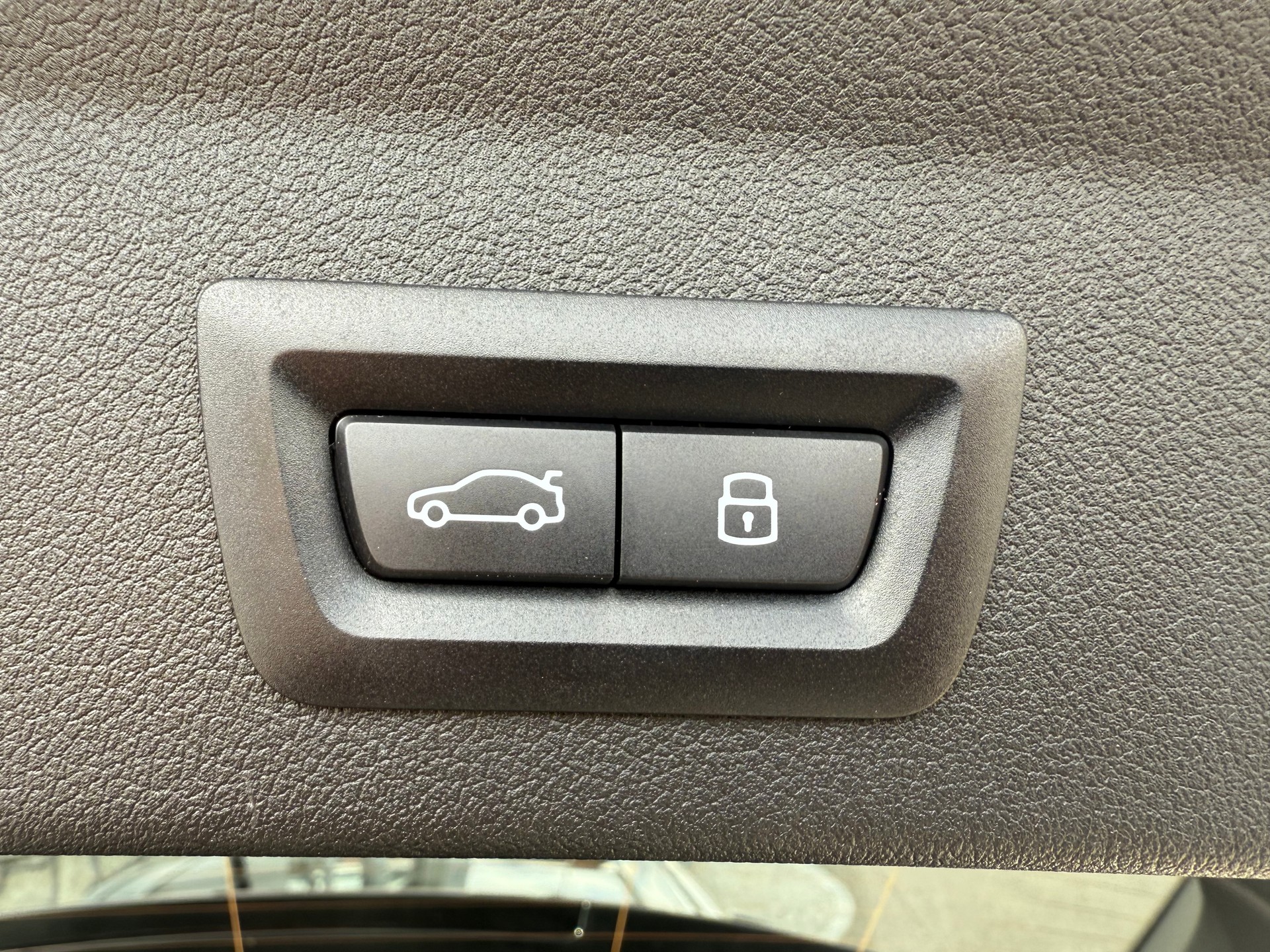 BMW 120i-image-8