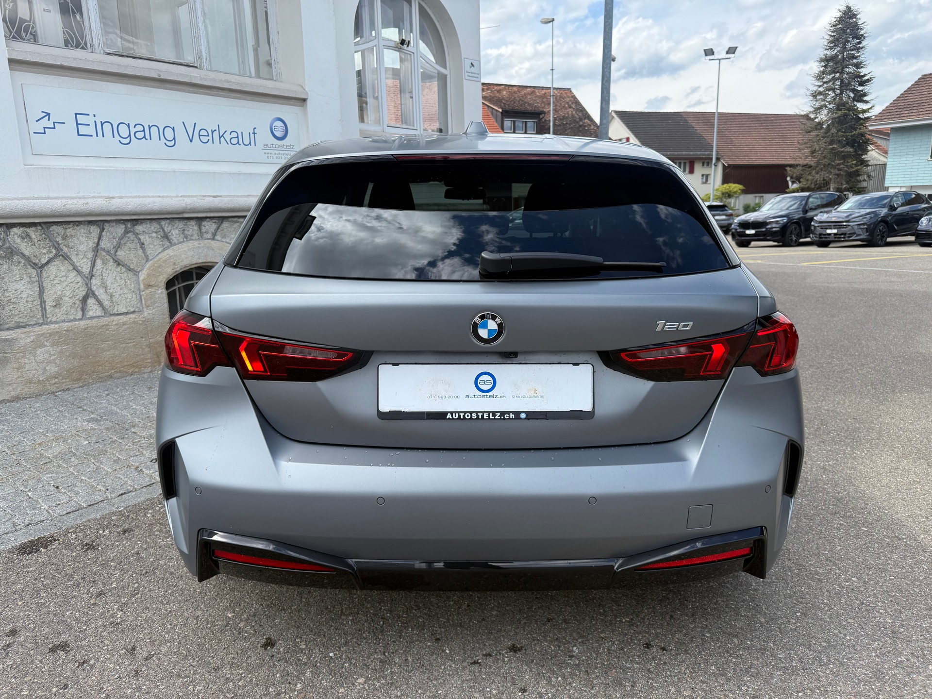 BMW 120i-image-6