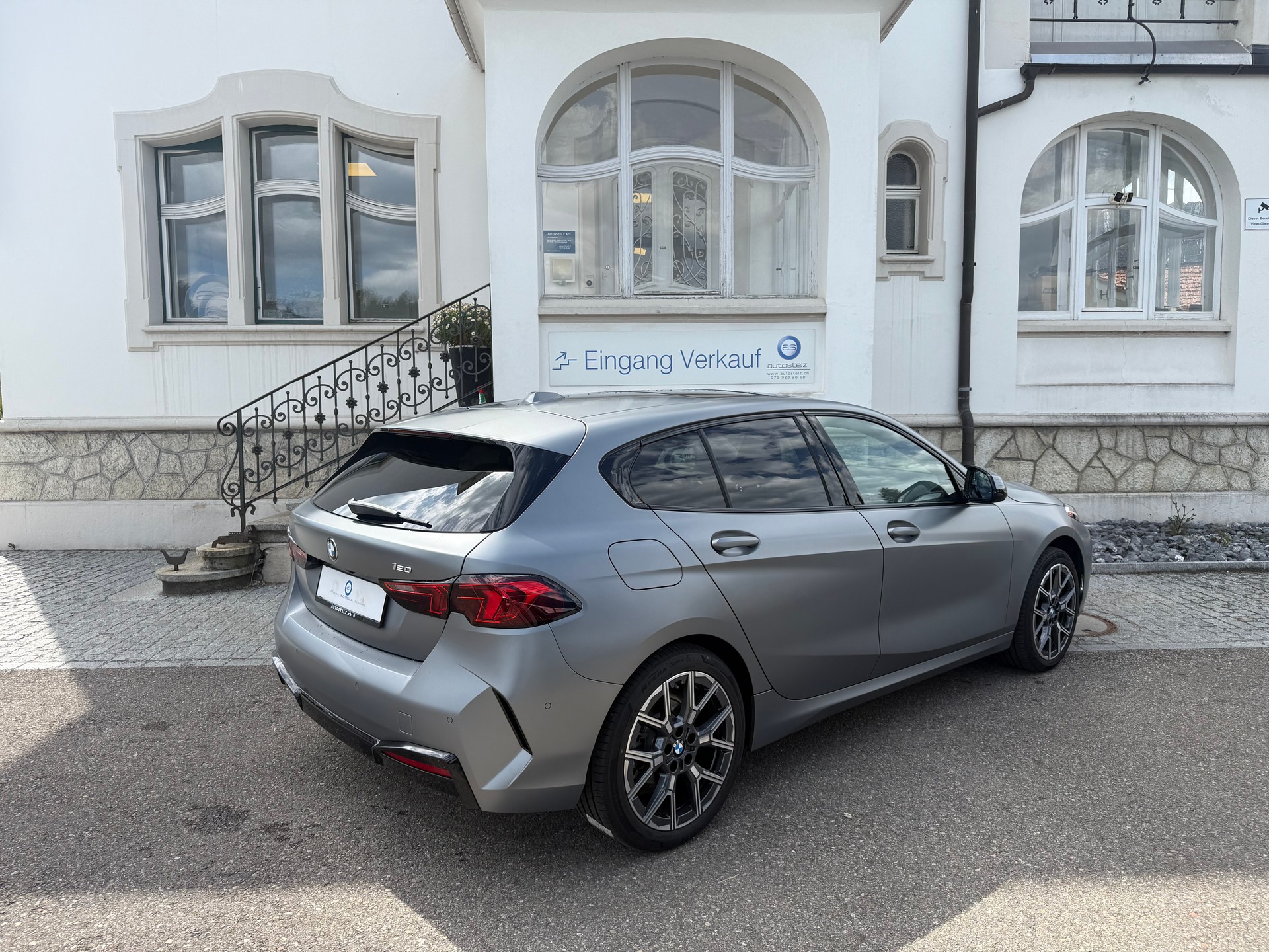BMW 120i-image-4
