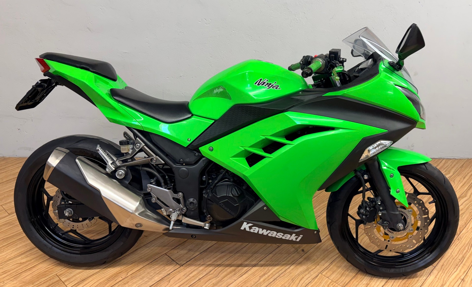 KAWASAKI Ninja 300 ABS-showroom-element-1