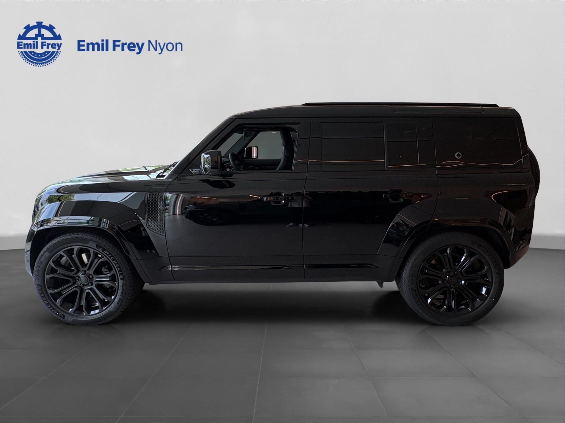 LAND ROVER Defender 110 4.4 V8 Octa Black-image-2