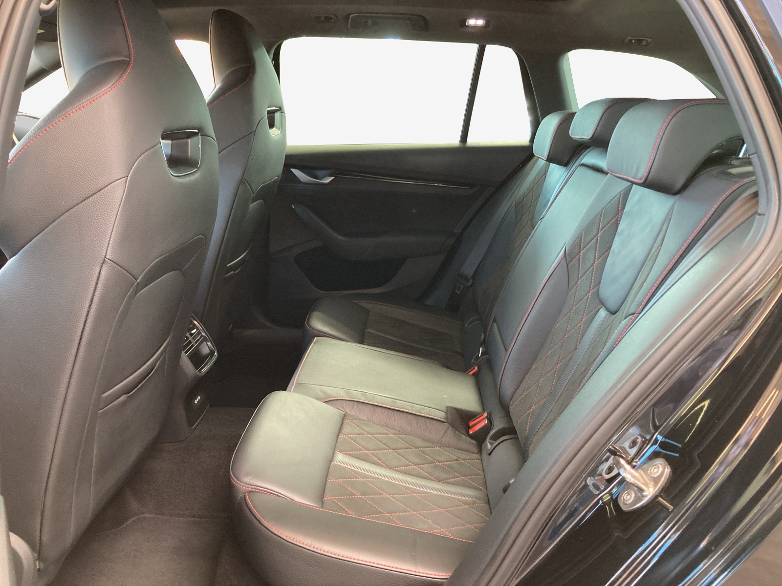 SKODA Octavia Combi 2.0 TSI DSG RS-image-11