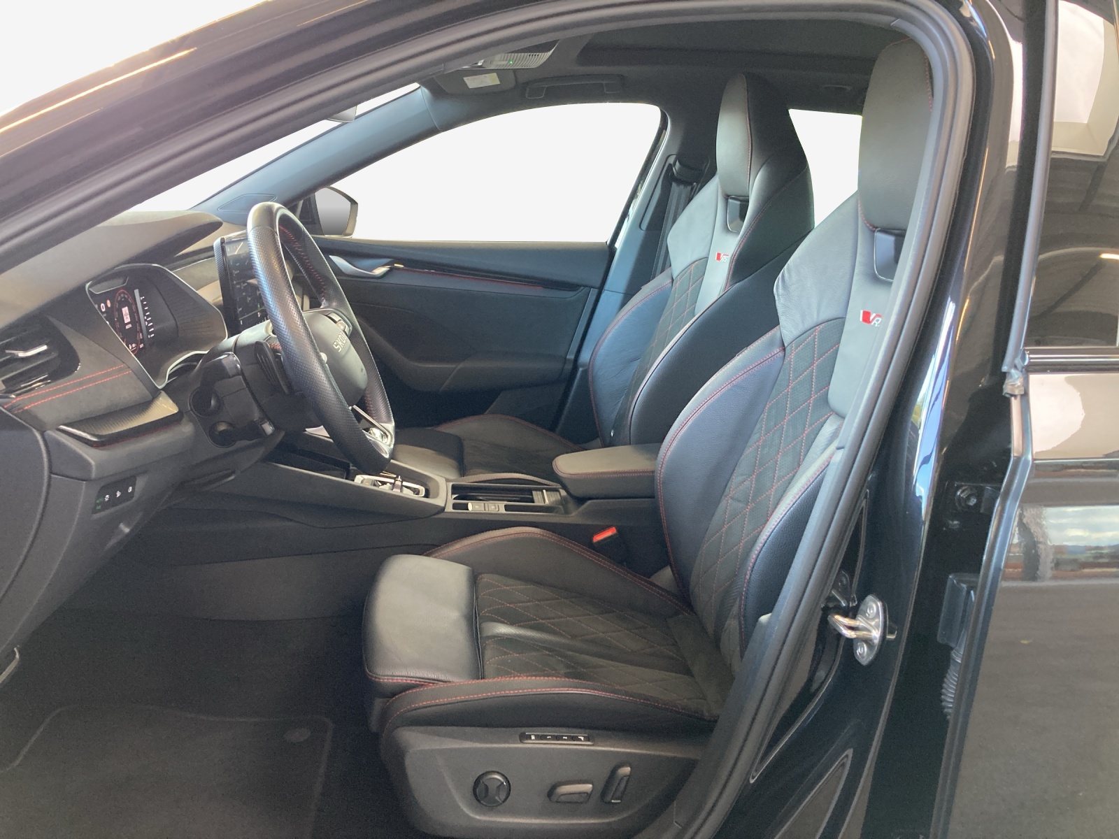 SKODA Octavia Combi 2.0 TSI DSG RS-image-7