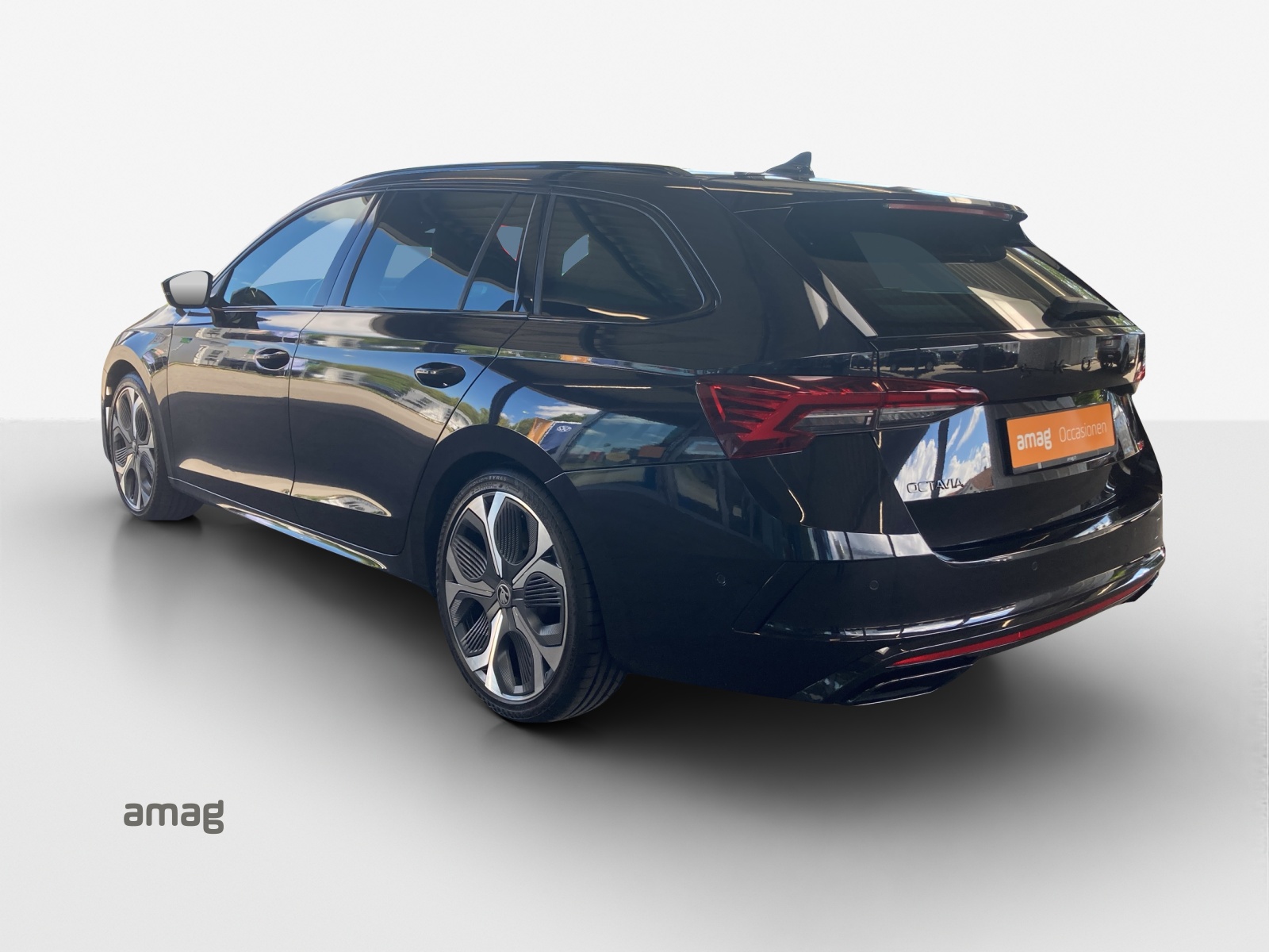 SKODA Octavia Combi 2.0 TSI DSG RS-image-2