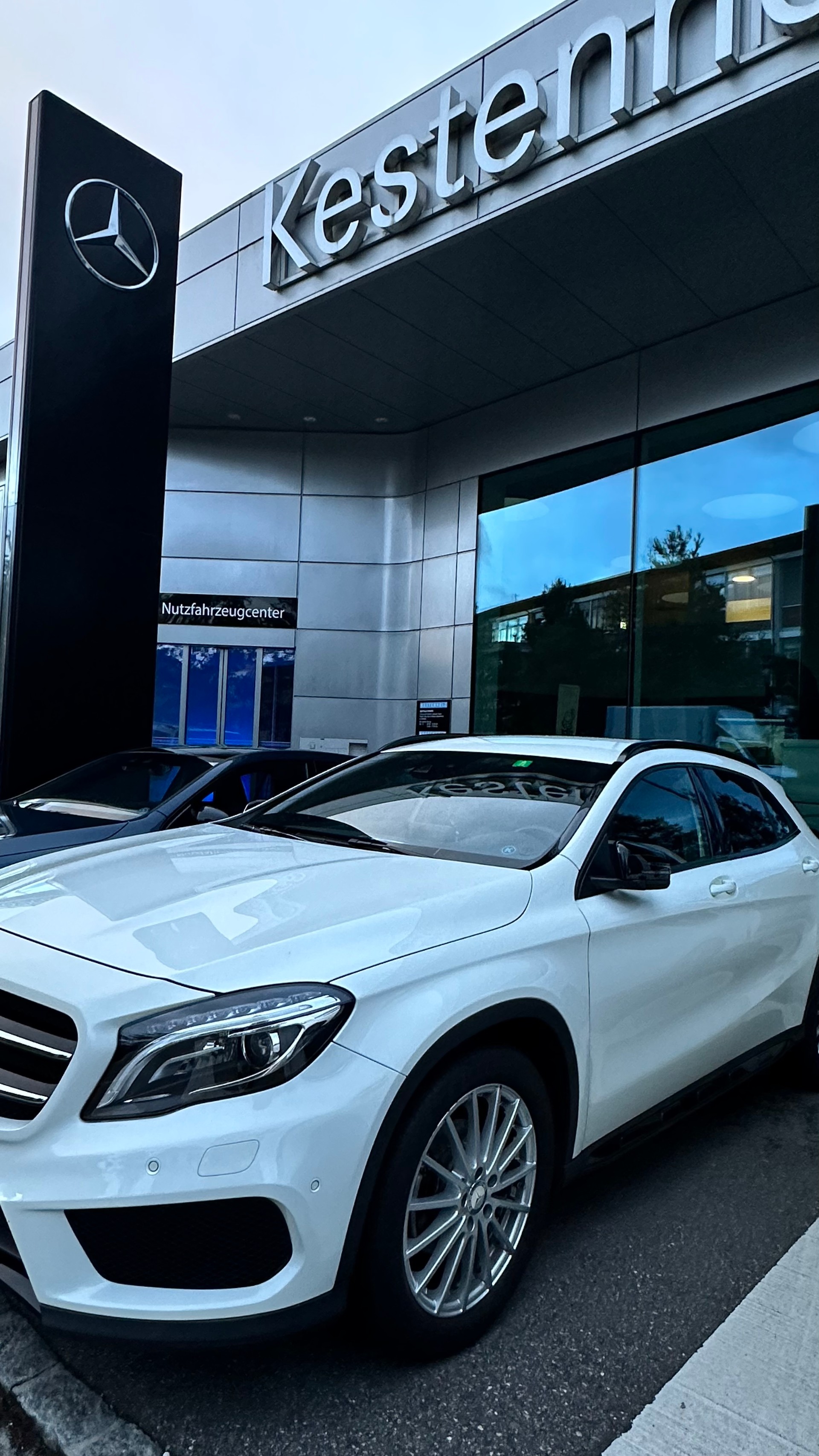 MERCEDES-BENZ GLA 200 d Style 4m-image-2