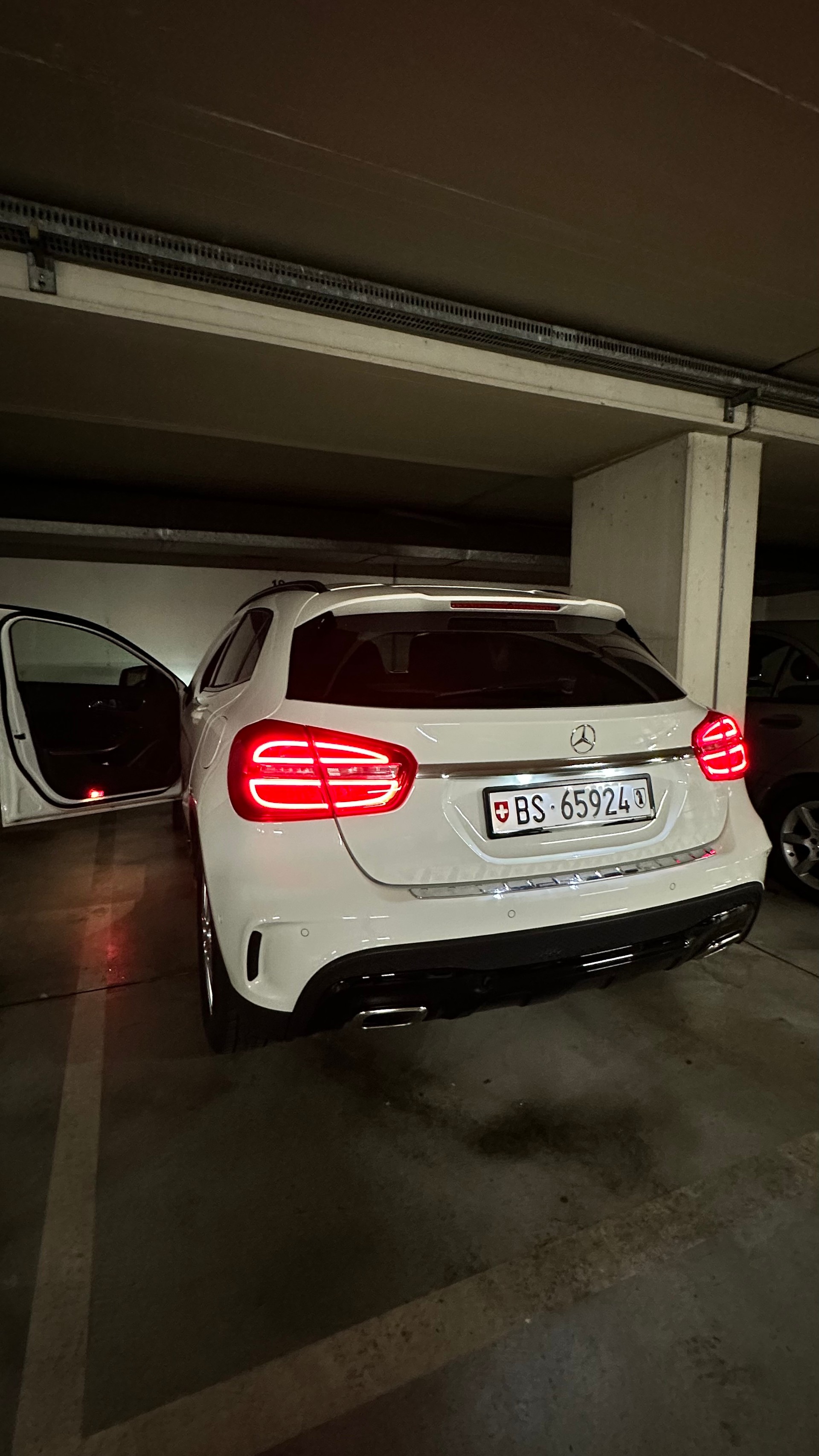 MERCEDES-BENZ GLA 200 d Style 4m-image-4