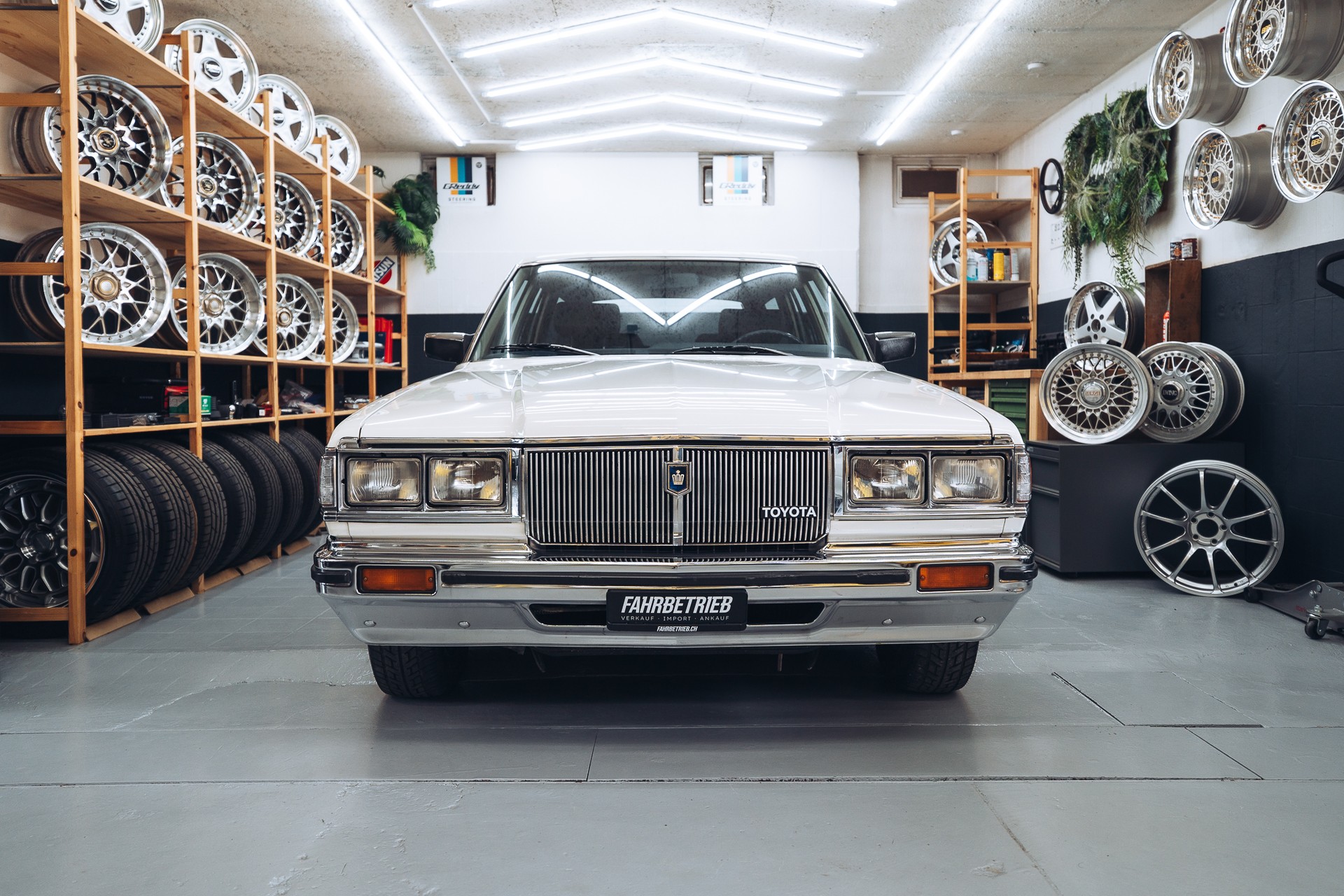 TOYOTA Crown 2800i Station-image-3