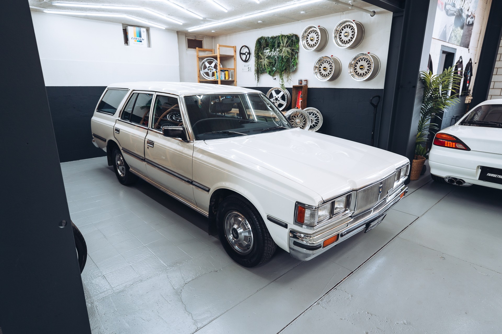 TOYOTA Crown 2800i Station-image-4