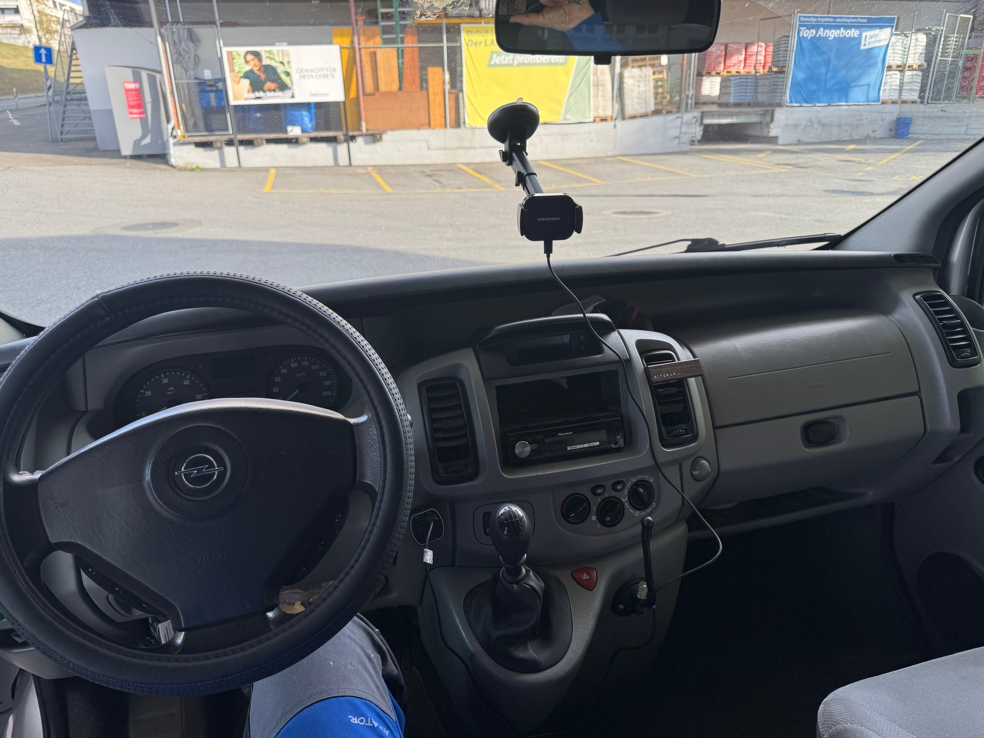 OPEL VIVARO-image-1