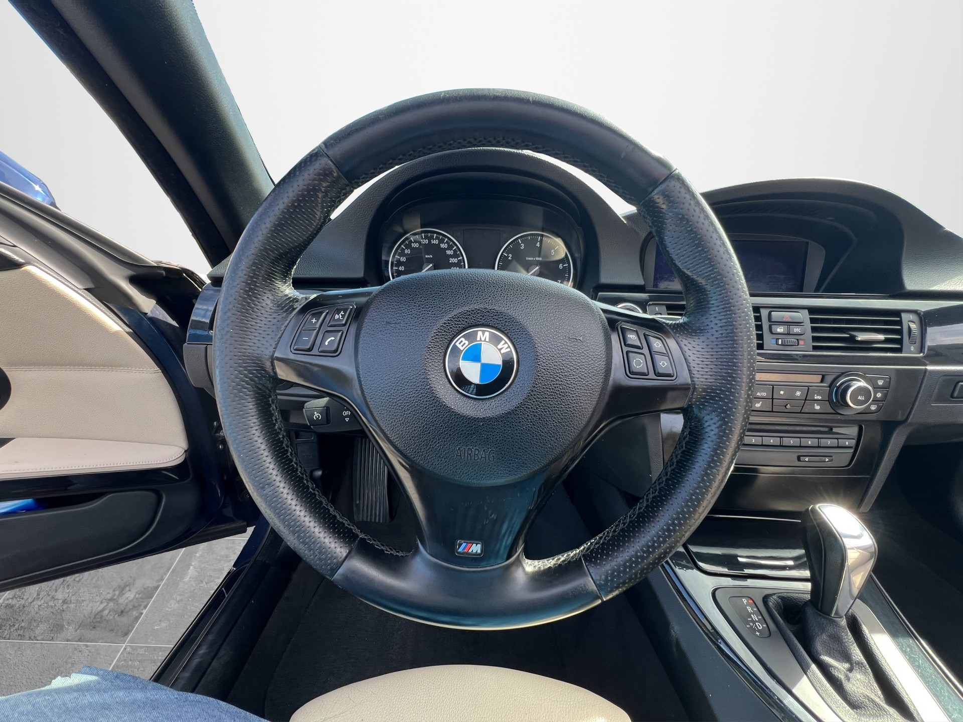 BMW 320i Cabriolet-image-9