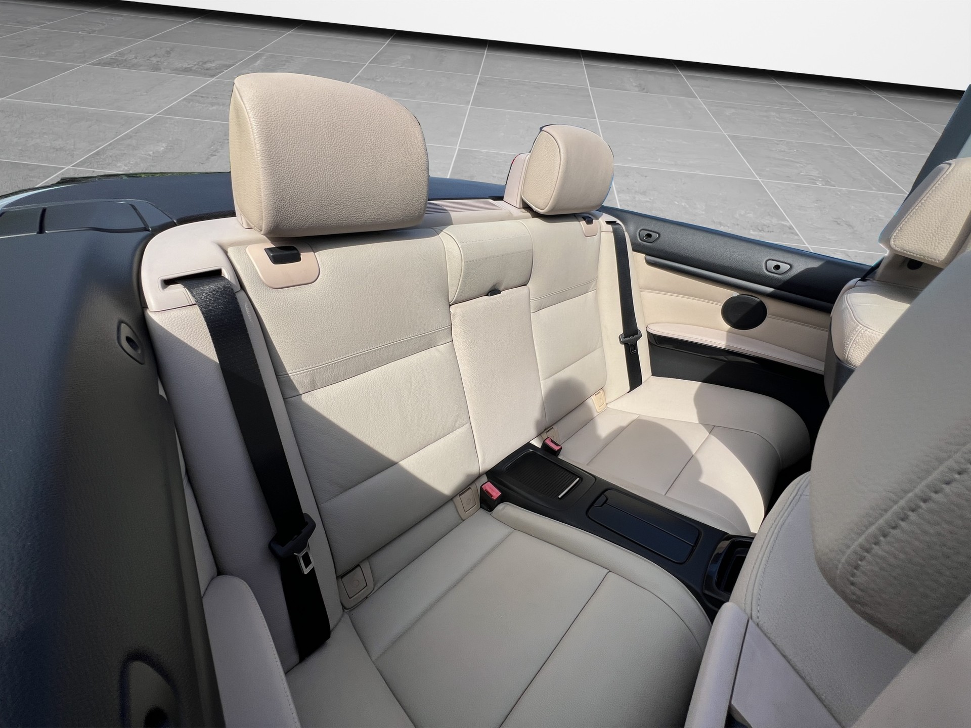 BMW 320i Cabriolet-image-14
