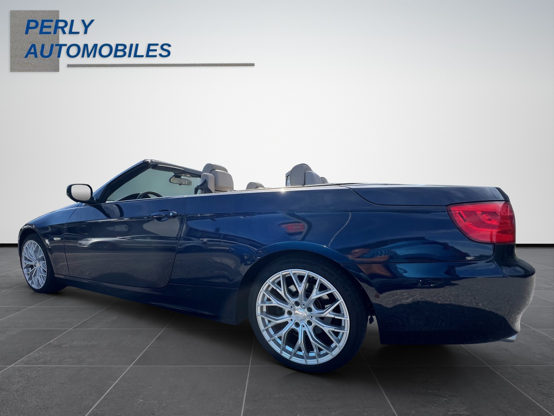 BMW 320i Cabriolet-showroom-element-3