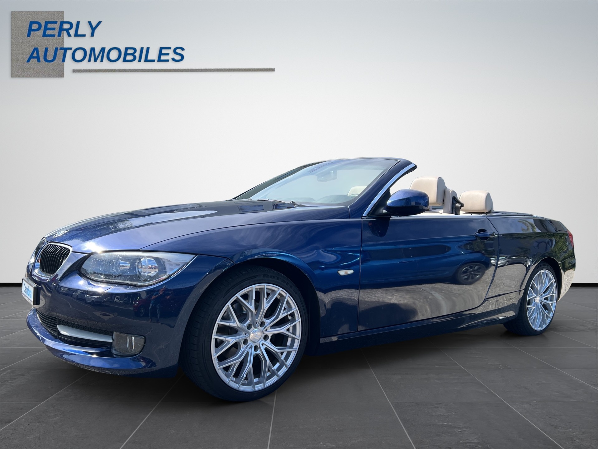 BMW 320i Cabriolet-showroom-element-1