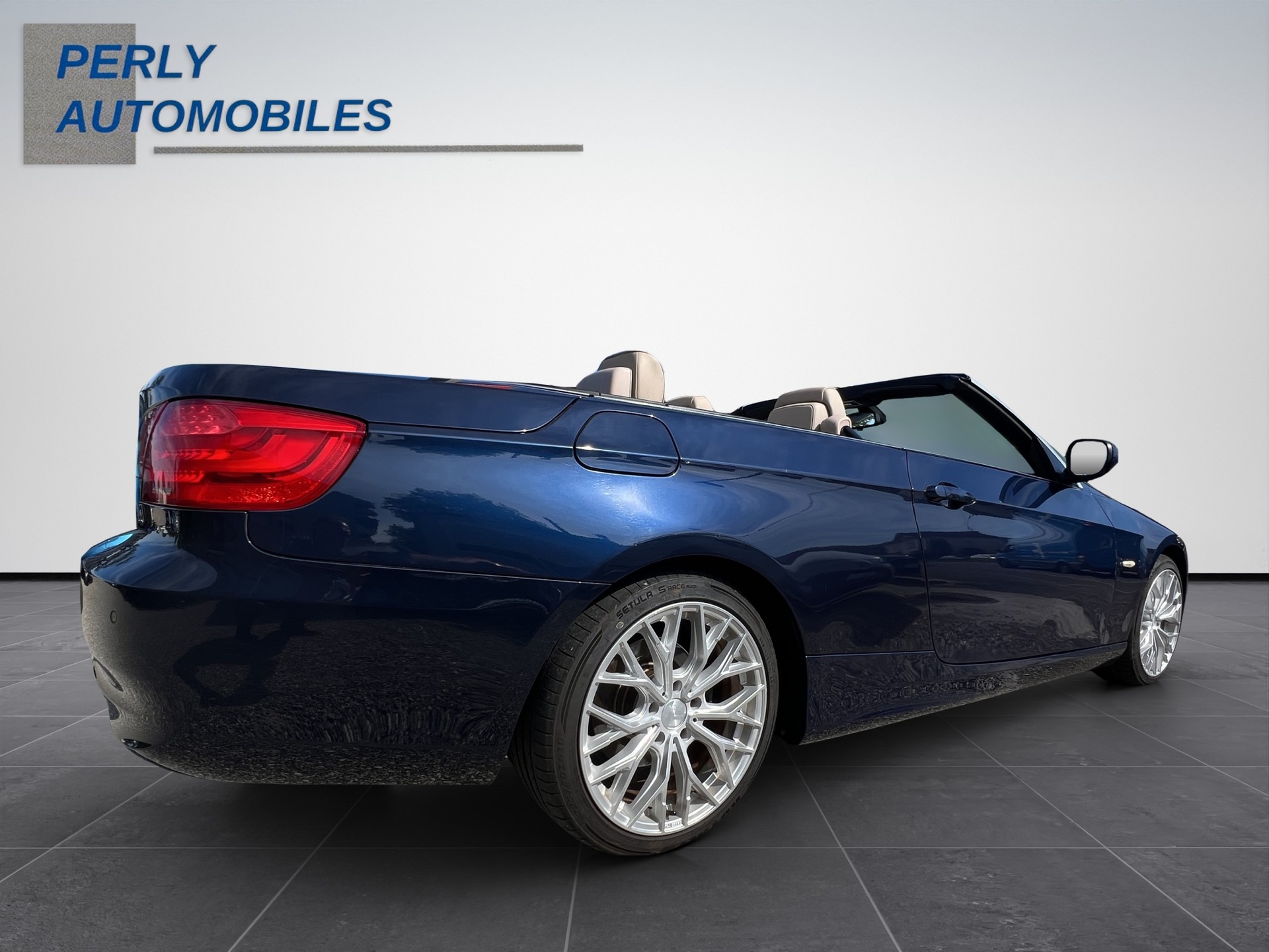 BMW 320i Cabriolet-image-5